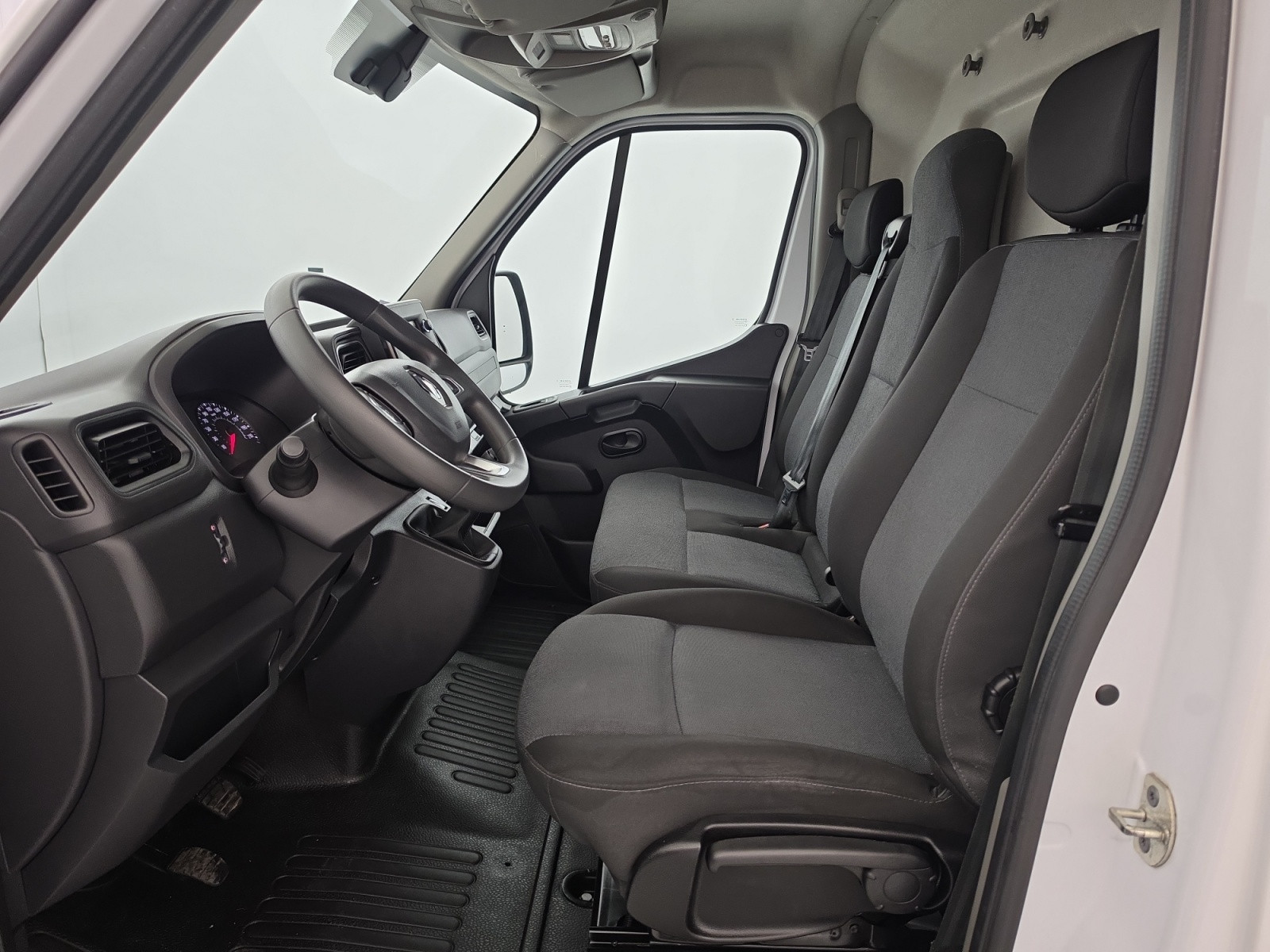 Vente en ligne Renault Master Fourgon MASTER FGN TRAC F3300 L2H2 BLUE DCI 150 au prix de 23 490 €