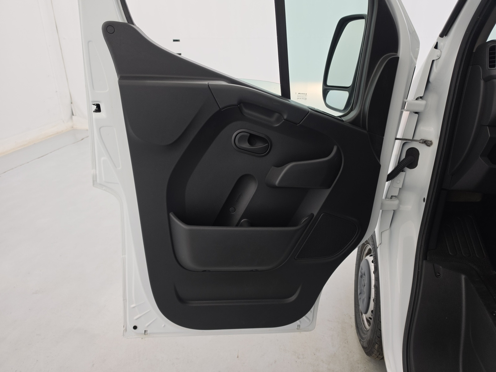 Vente en ligne Renault Master Fourgon MASTER FGN TRAC F3300 L2H2 BLUE DCI 150 au prix de 23 490 €
