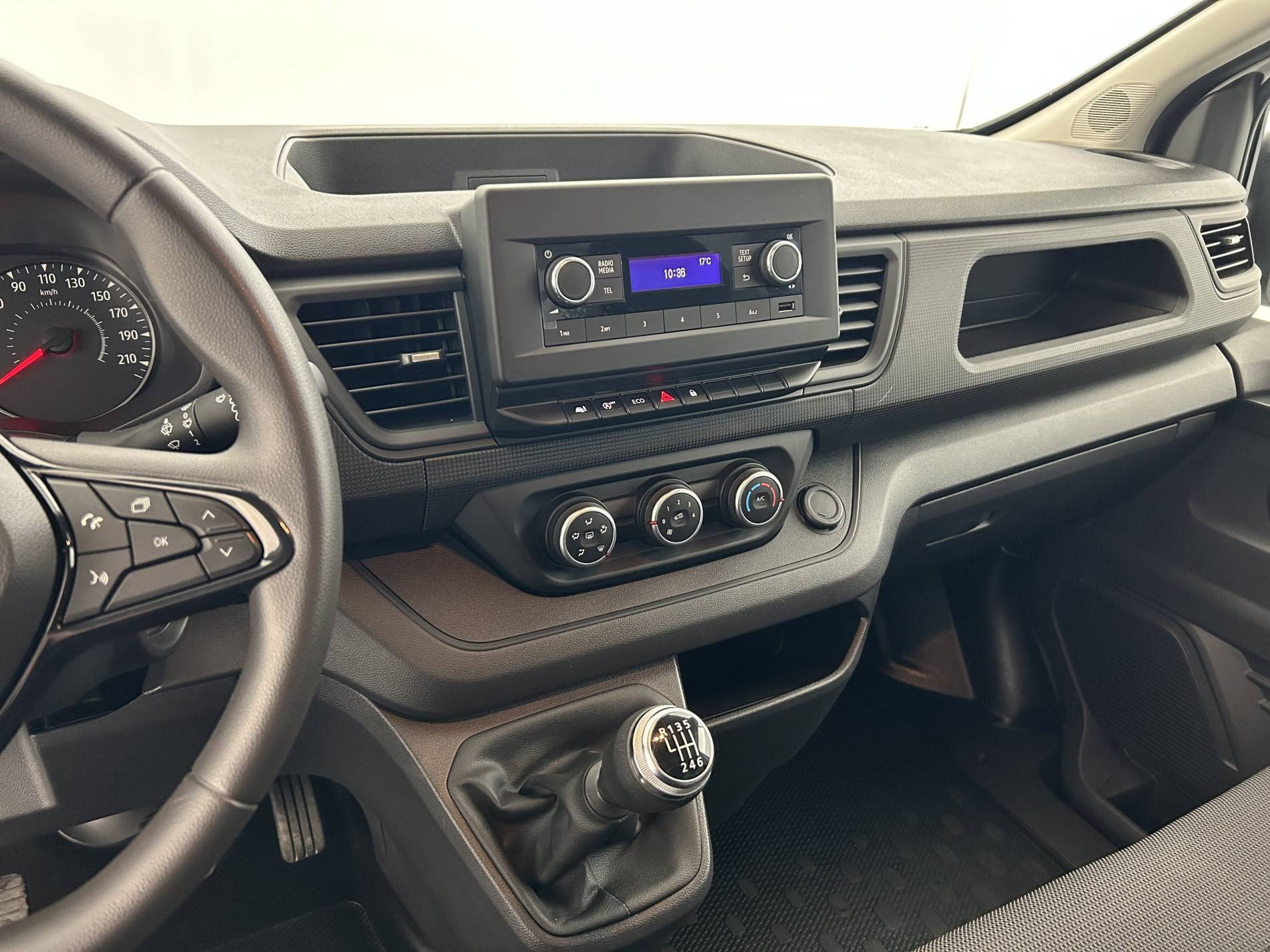 Vente en ligne Renault Trafic 3 Fourgon TRAFIC FG BLUE DCI 130 L1H1 3T GSR2 au prix de 20 990 €
