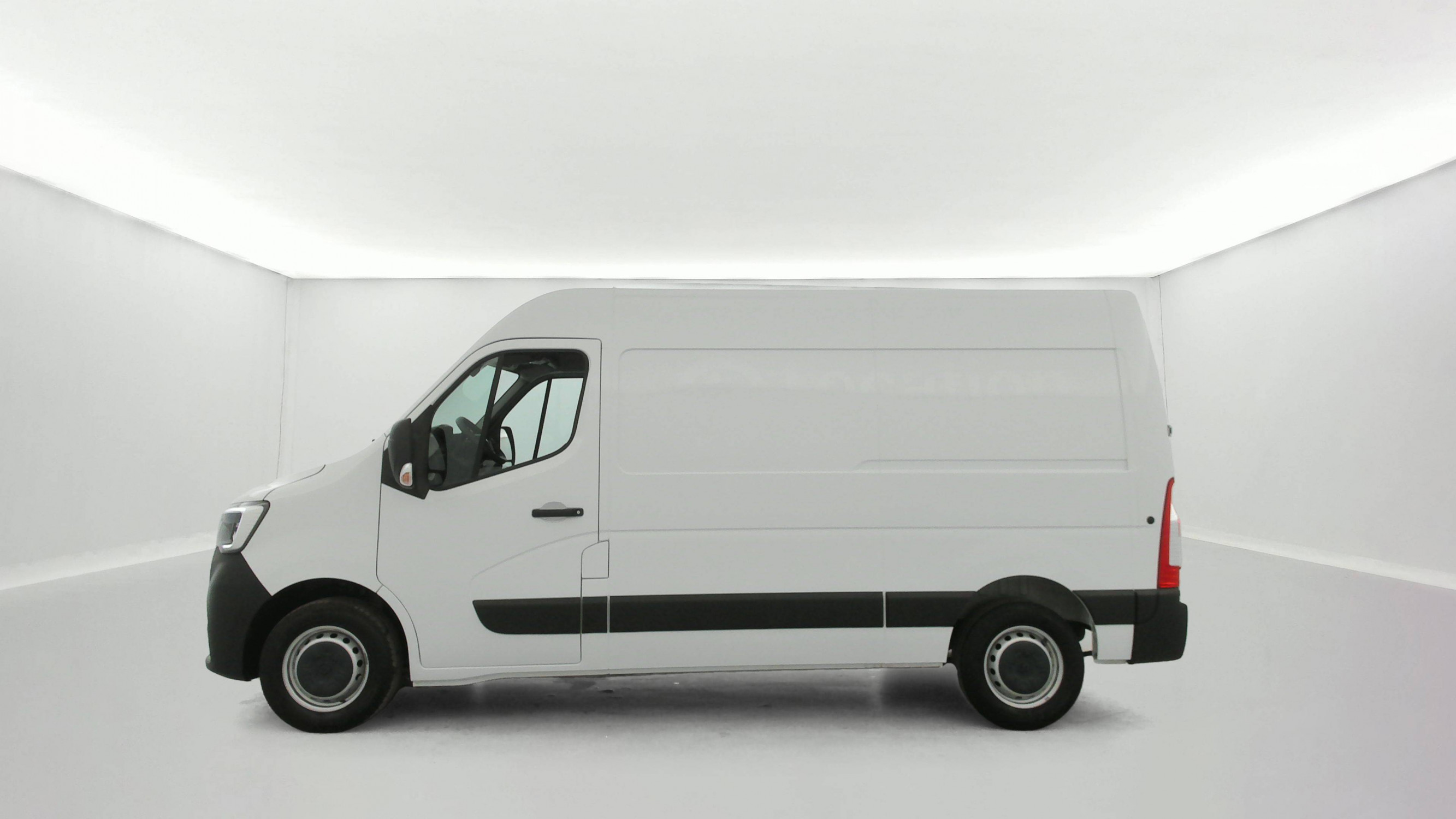 Vente en ligne Renault Master Fourgon MASTER FGN TRAC F3500 L2H2 BLUE DCI 135 au prix de 21 990 €
