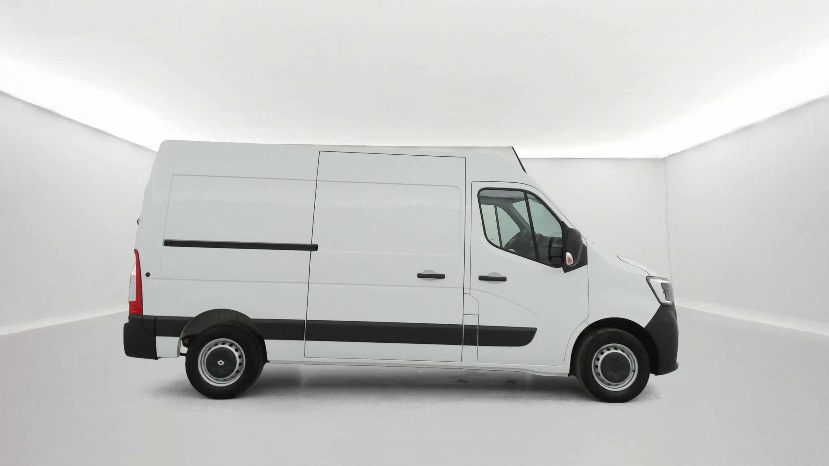Vente en ligne Renault Master Fourgon MASTER FGN TRAC F3500 L2H2 BLUE DCI 135 au prix de 21 990 €