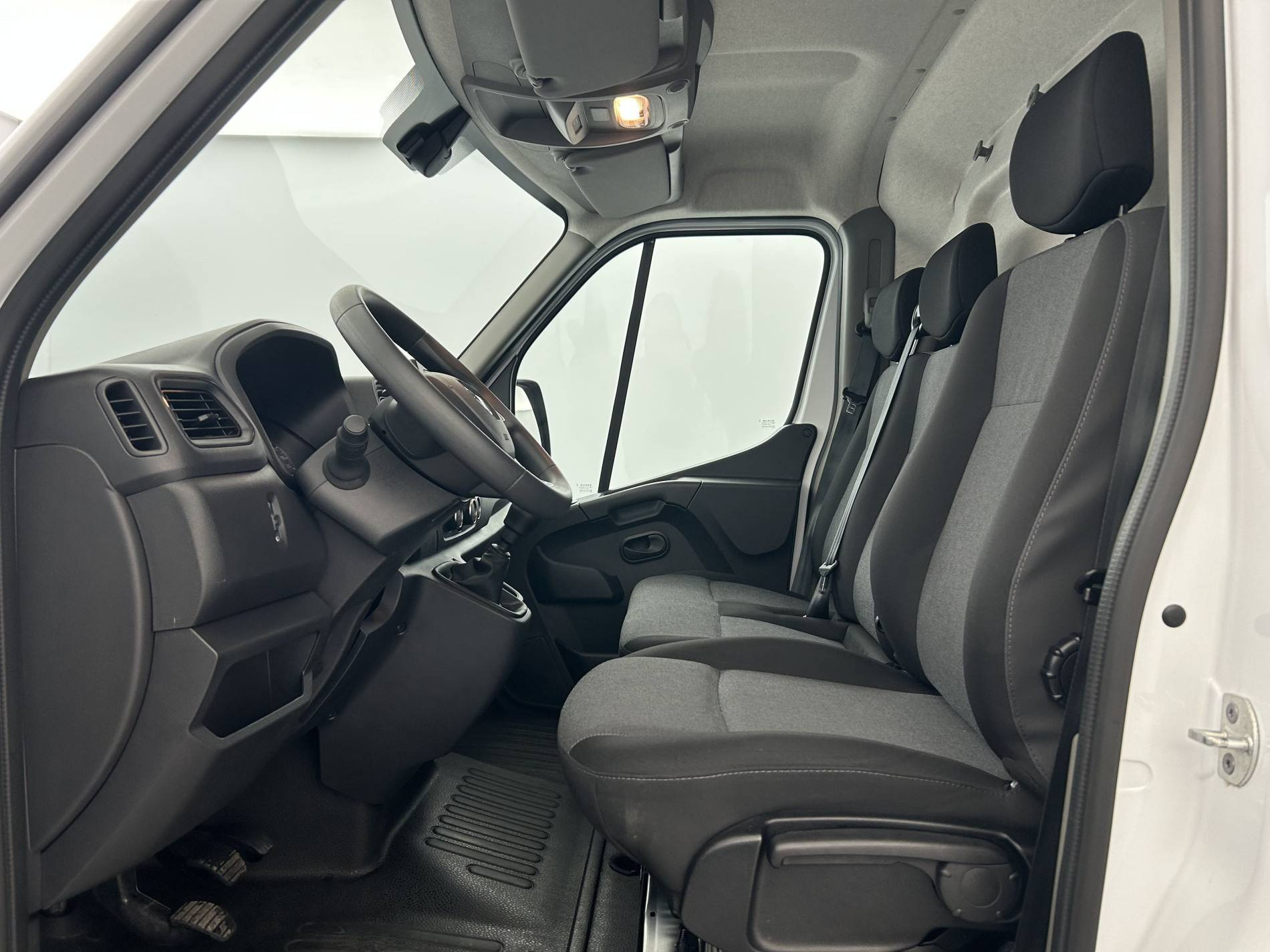 Vente en ligne Renault Master Fourgon MASTER FGN TRAC F3500 L2H2 BLUE DCI 135 au prix de 21 990 €