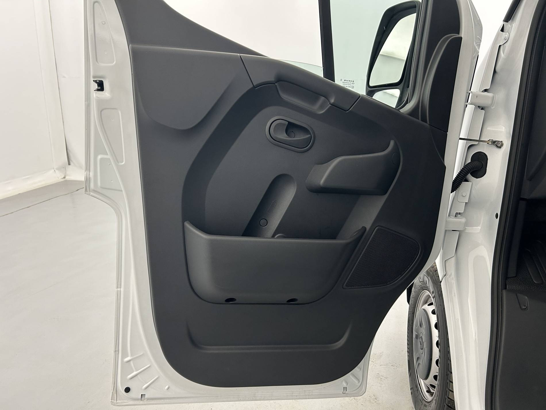 Vente en ligne Renault Master Fourgon MASTER FGN TRAC F3500 L2H2 BLUE DCI 135 au prix de 21 990 €