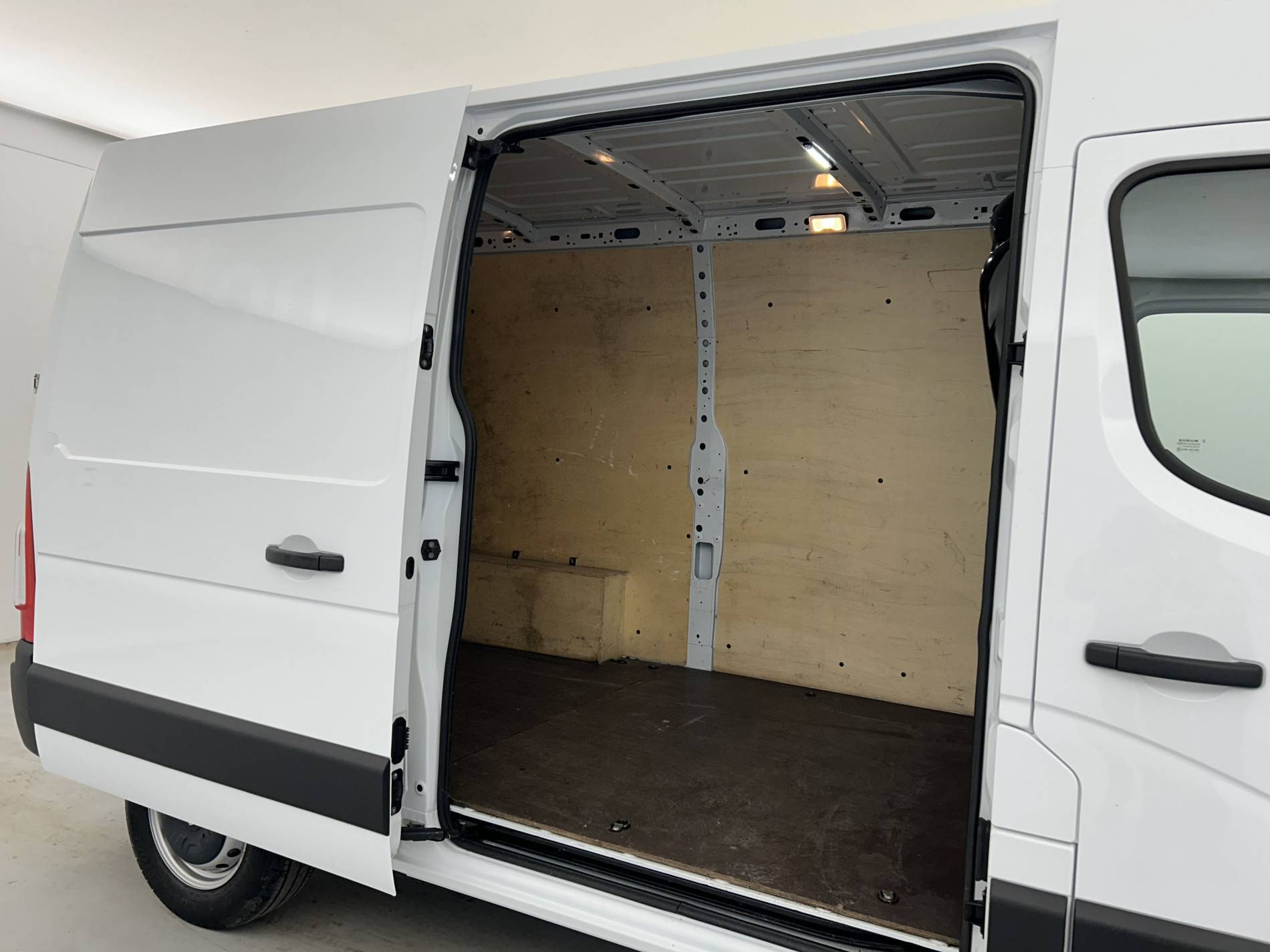 Vente en ligne Renault Master Fourgon MASTER FGN TRAC F3500 L2H2 BLUE DCI 135 au prix de 21 990 €