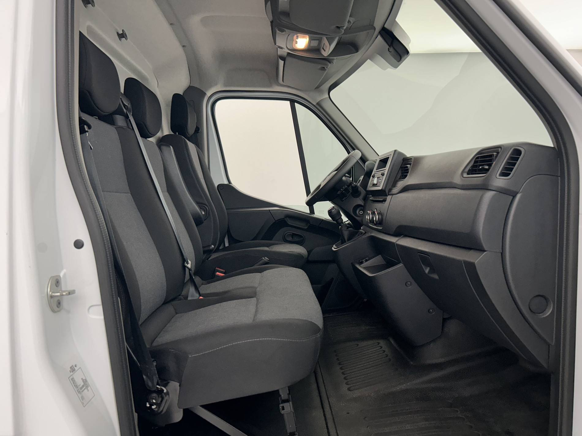 Vente en ligne Renault Master Fourgon MASTER FGN TRAC F3500 L2H2 BLUE DCI 135 au prix de 21 990 €