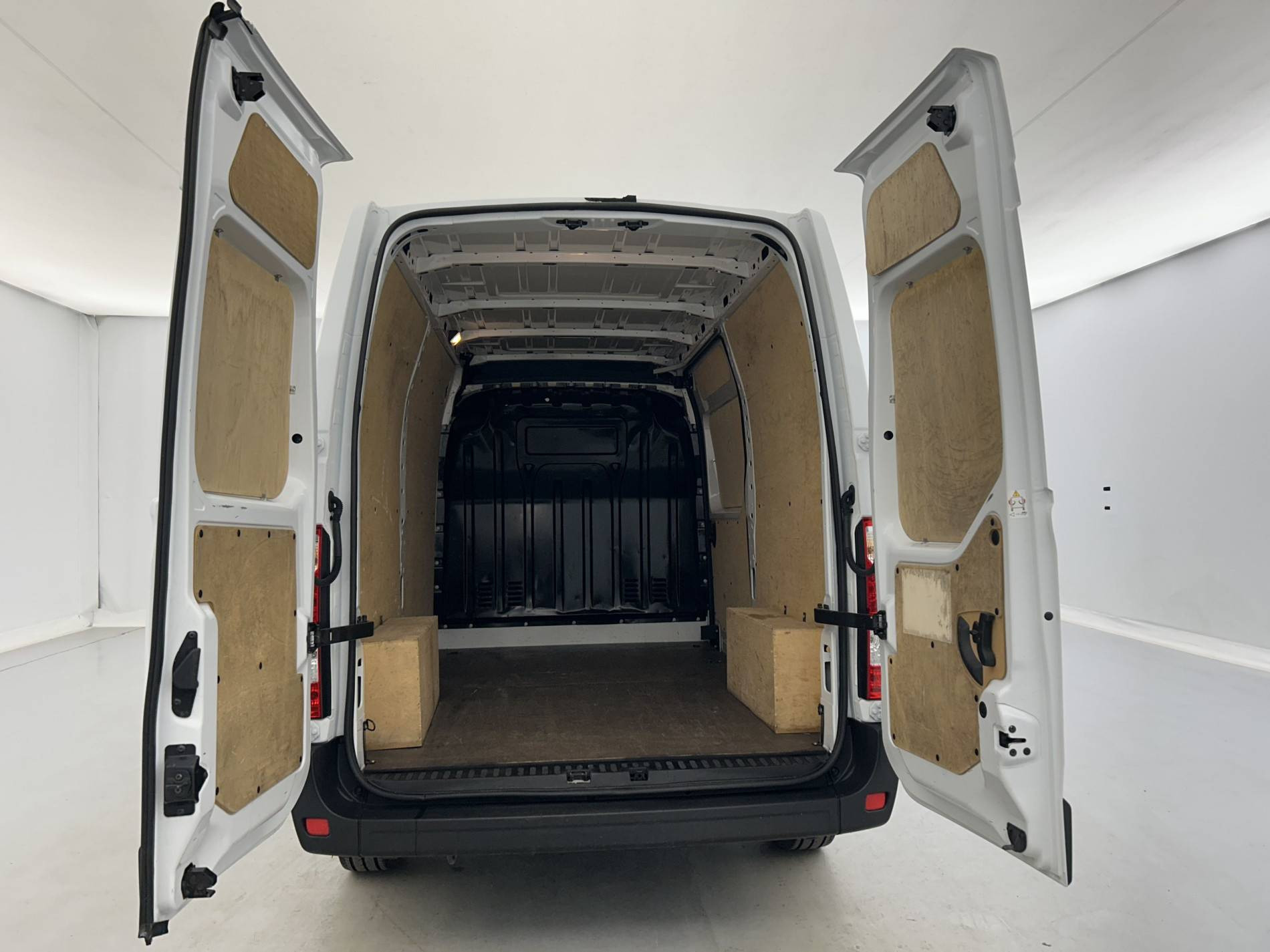 Vente en ligne Renault Master Fourgon MASTER FGN TRAC F3500 L2H2 BLUE DCI 135 au prix de 21 990 €