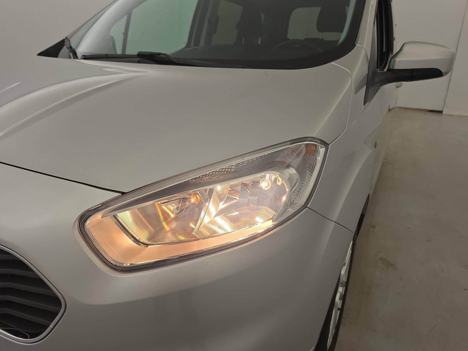 Vente en ligne Ford Tourneo Courier  1.5 TDCI 100 BV6 S&S au prix de 13 990 €