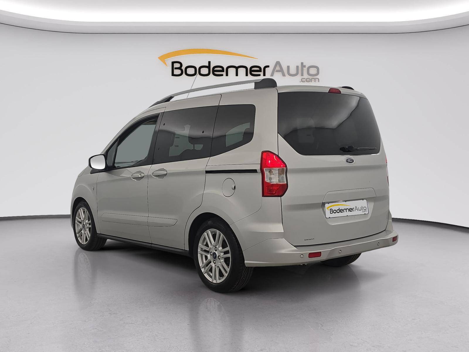 Vente en ligne Ford Tourneo Courier  1.5 TDCI 100 BV6 S&S au prix de 13 990 €