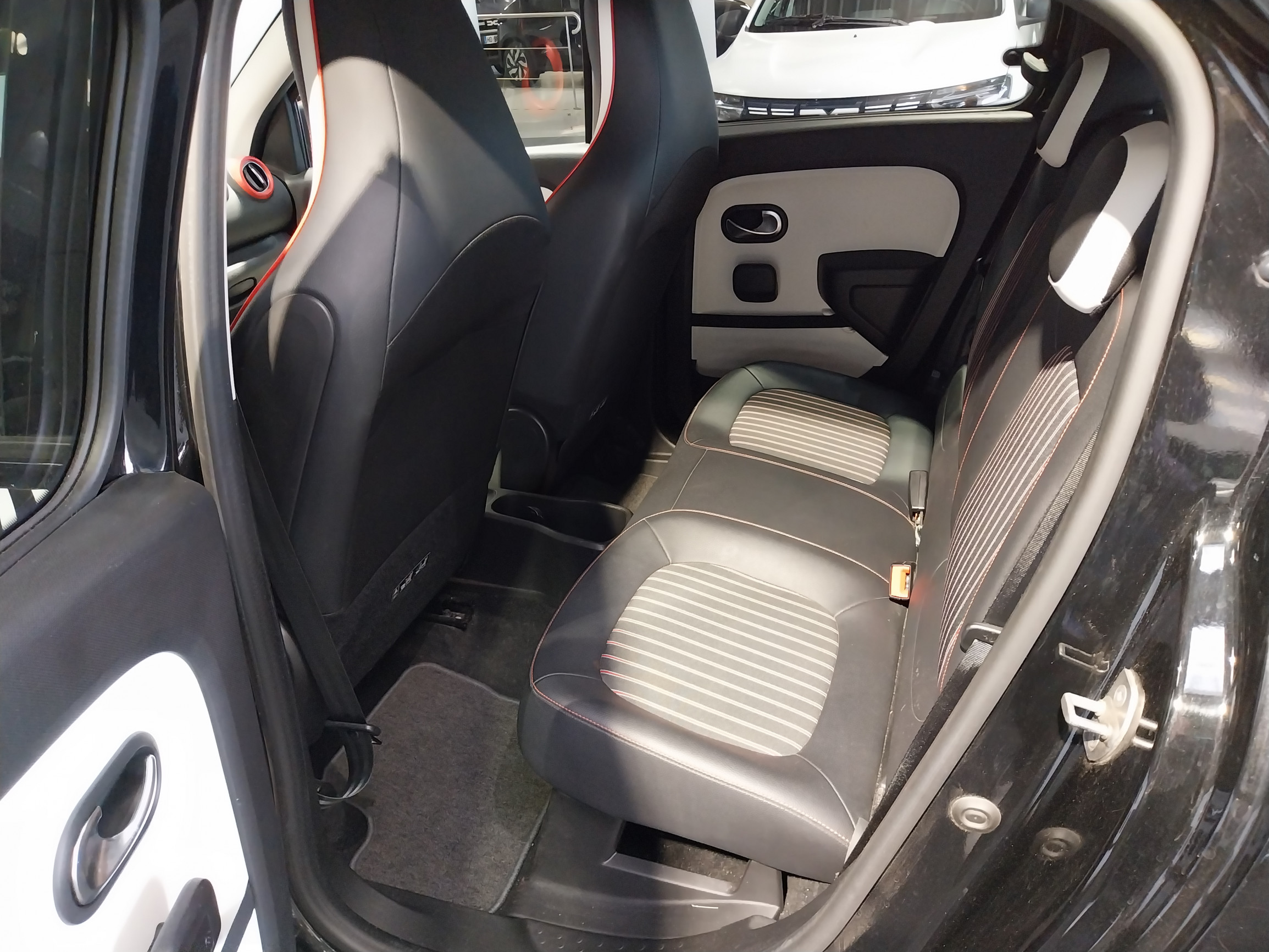 Vente en ligne Renault Twingo 3  TCe 95 EDC au prix de 13 990 €