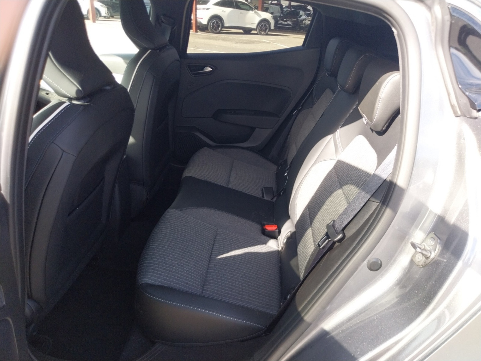 Vente en ligne Renault Clio 5 Clio E-Tech full hybrid 145 au prix de 18 890 €