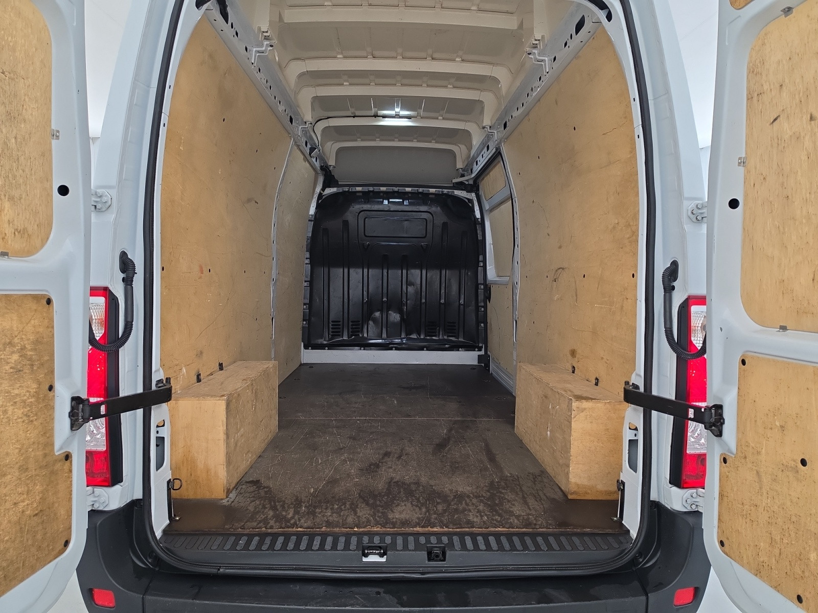 Vente en ligne Renault Master Fourgon MASTER FGN TRAC F3500 L3H3 BLUE DCI 135 au prix de 22 990 €