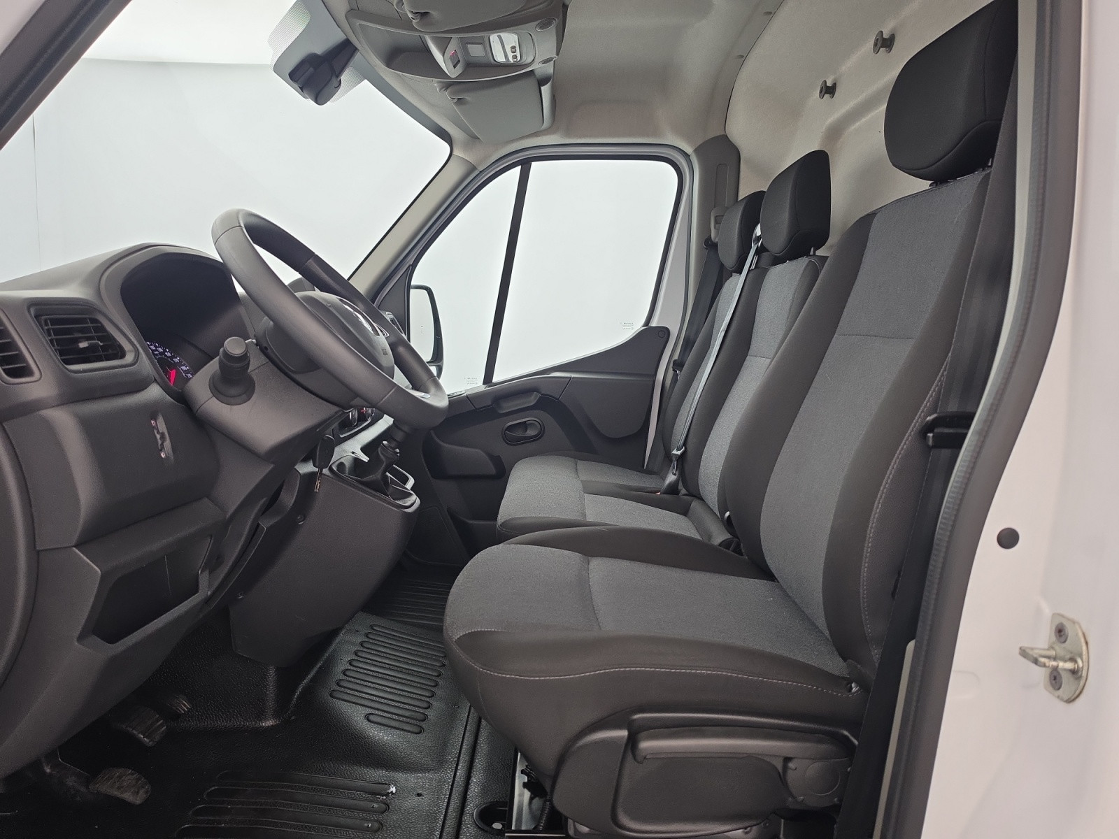Vente en ligne Renault Master Fourgon MASTER FGN TRAC F3500 L3H3 BLUE DCI 135 au prix de 22 990 €