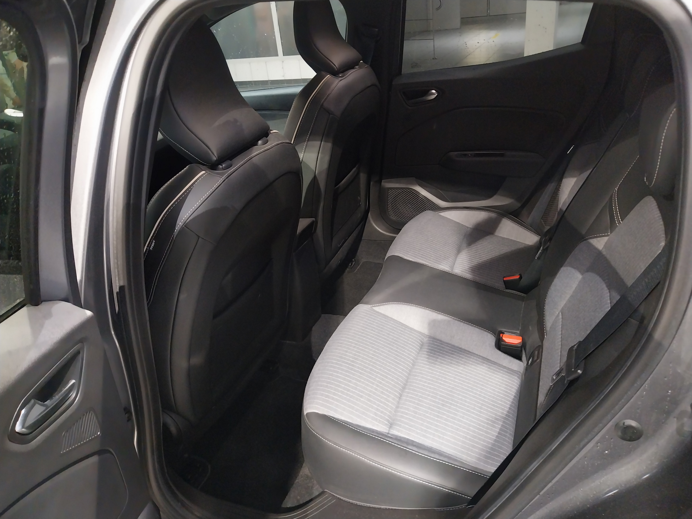 Vente en ligne Renault Clio 5 Clio E-Tech full hybrid 145 au prix de 17 990 €