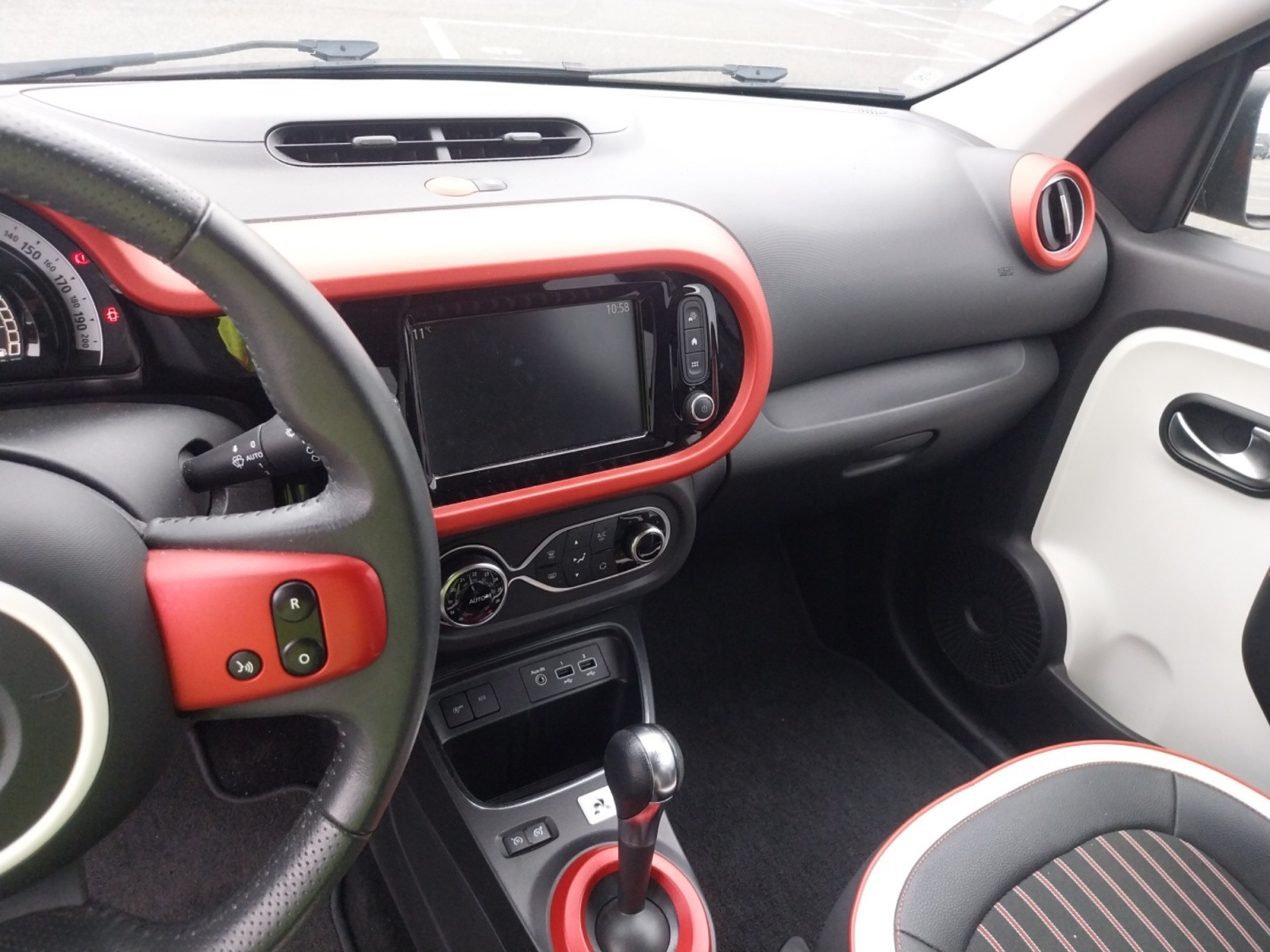 Vente en ligne Renault Twingo 3  TCe 95 EDC au prix de 13 990 €