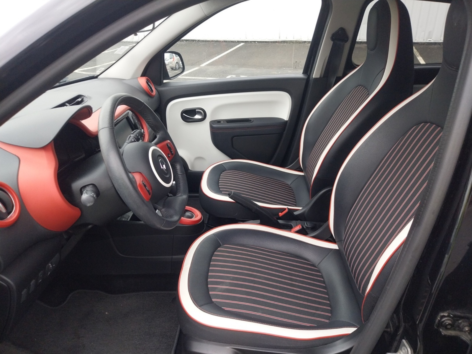 Vente en ligne Renault Twingo 3  TCe 95 EDC au prix de 13 990 €