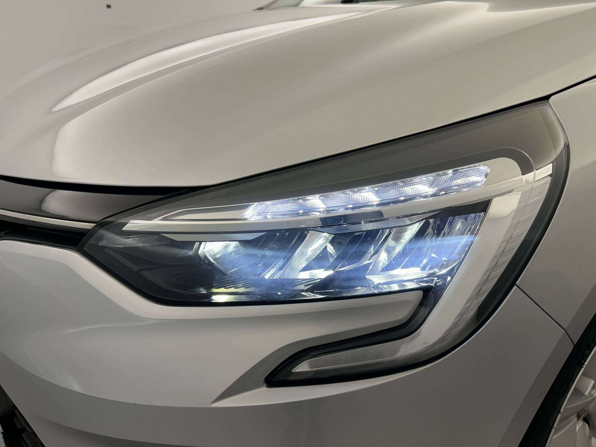 Vente en ligne Renault Clio 5 Clio E-Tech 140 - 21N au prix de 15 990 €
