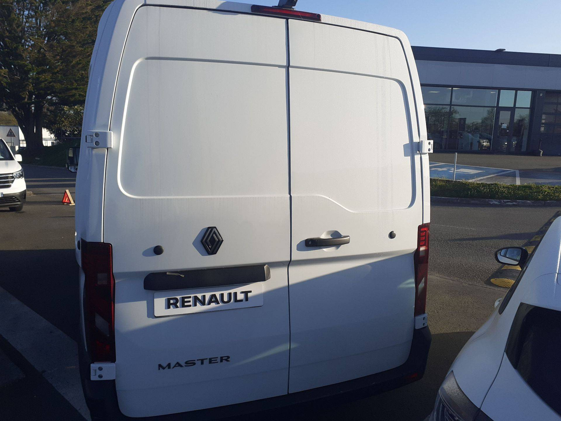 Vente en ligne Renault Master E-Tech MASTER ELECTRIQUE FGN L2H2 3T5 GRANDE AUTONOMIE au prix de 60 384 €
