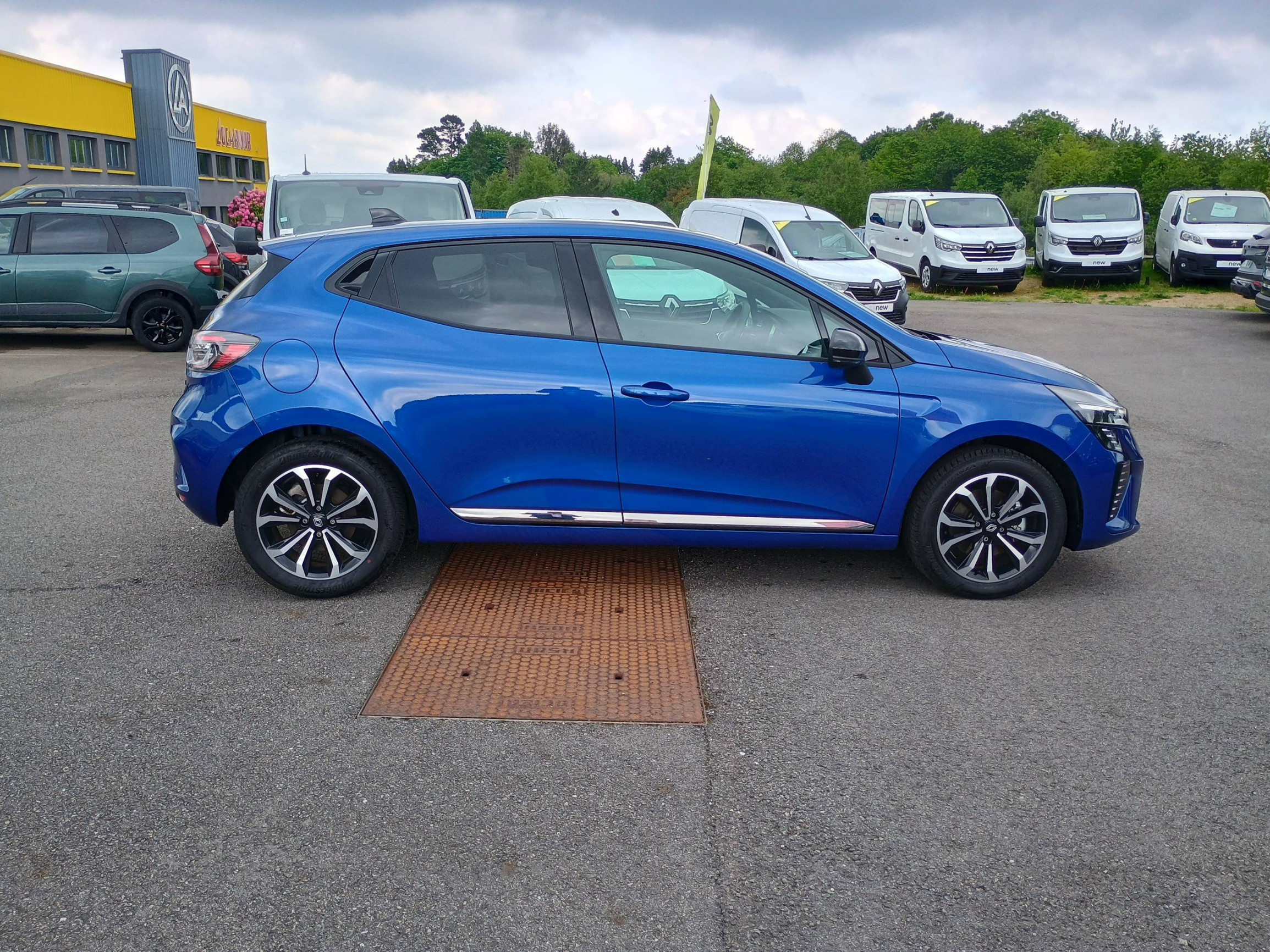 Vente en ligne Renault Clio 5 Clio E-Tech full hybrid 145 au prix de 20 990 €