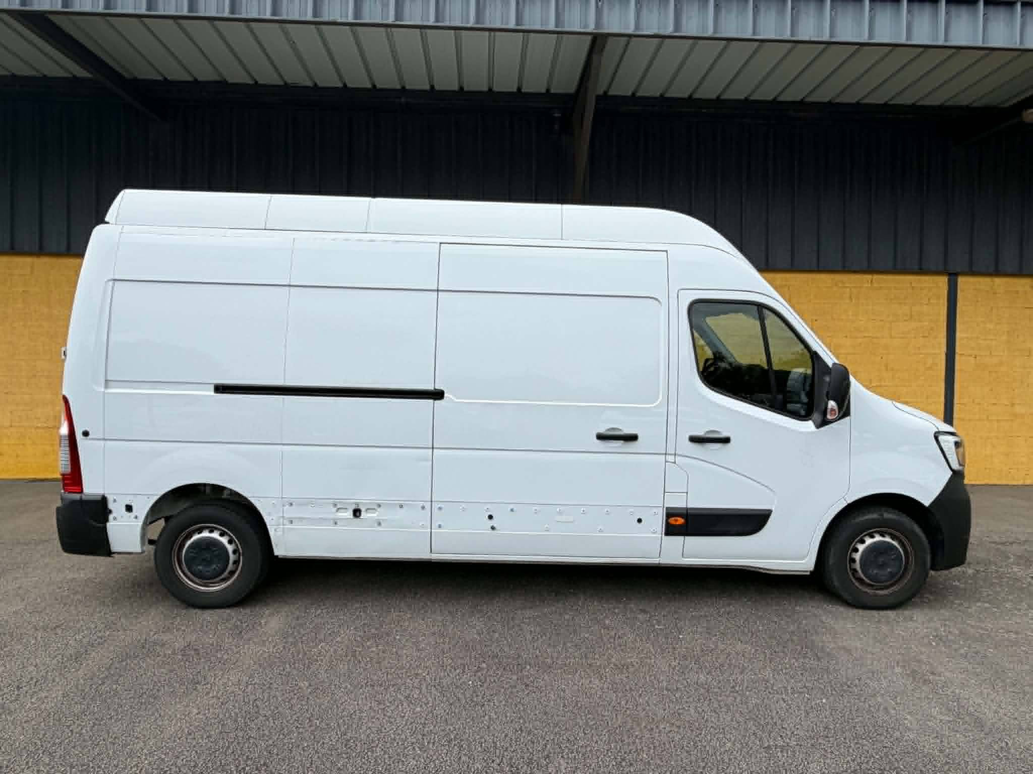 Vente en ligne Renault Master Fourgon MASTER FGN TRAC F3500 L3H3 BLUE DCI 135 au prix de 23 990 €