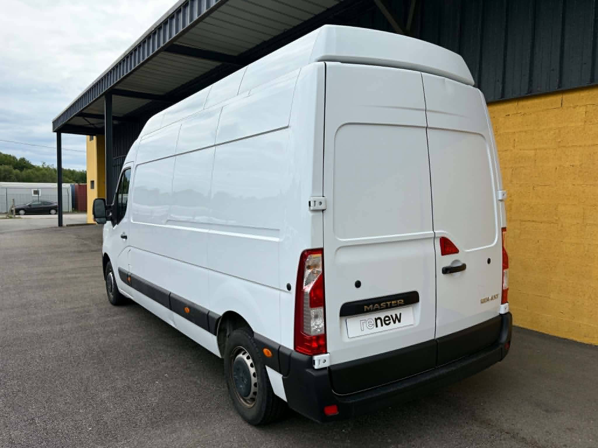 Vente en ligne Renault Master Fourgon MASTER FGN TRAC F3500 L3H3 BLUE DCI 135 au prix de 23 990 €