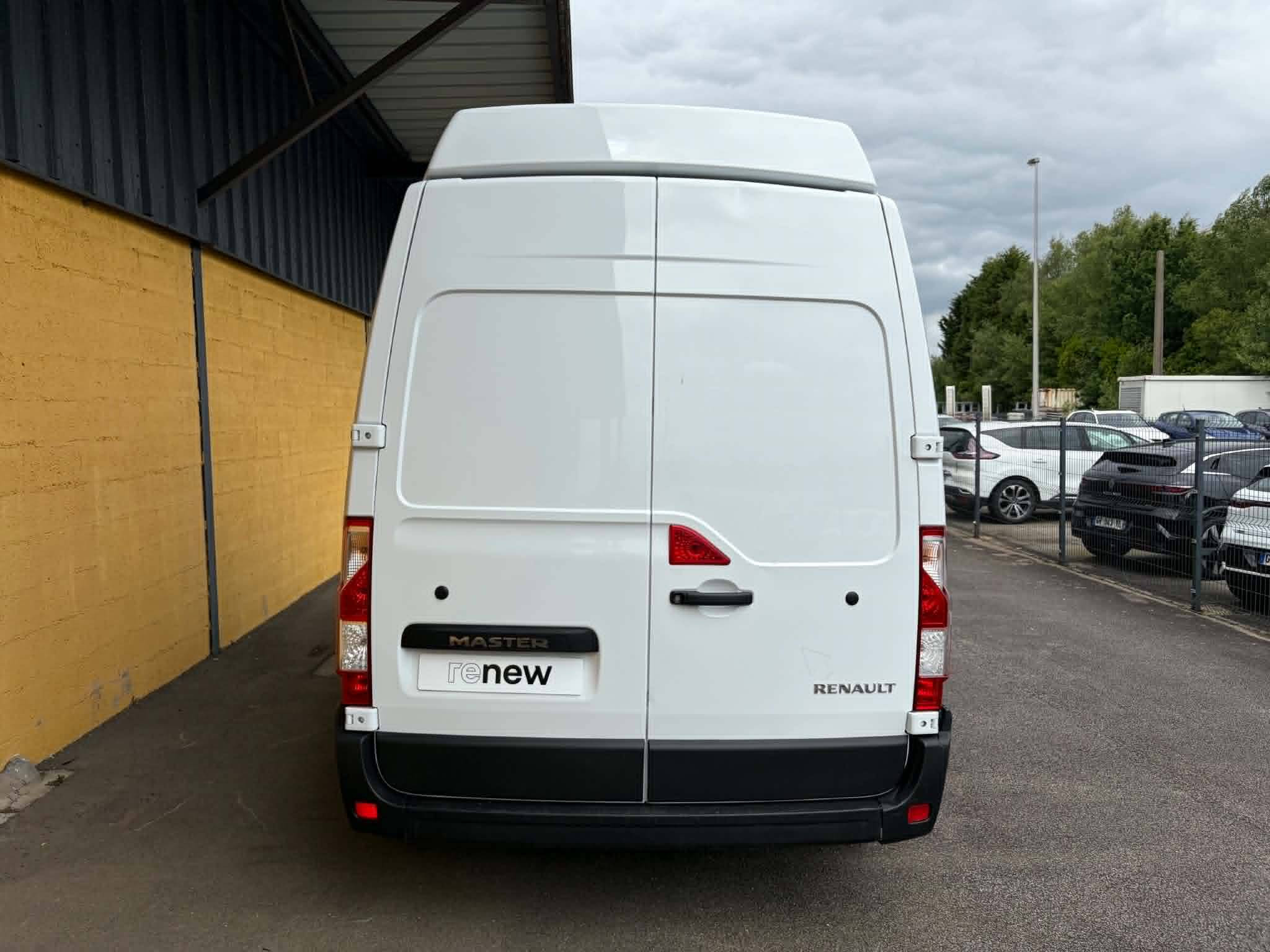 Vente en ligne Renault Master Fourgon MASTER FGN TRAC F3500 L3H3 BLUE DCI 135 au prix de 23 990 €