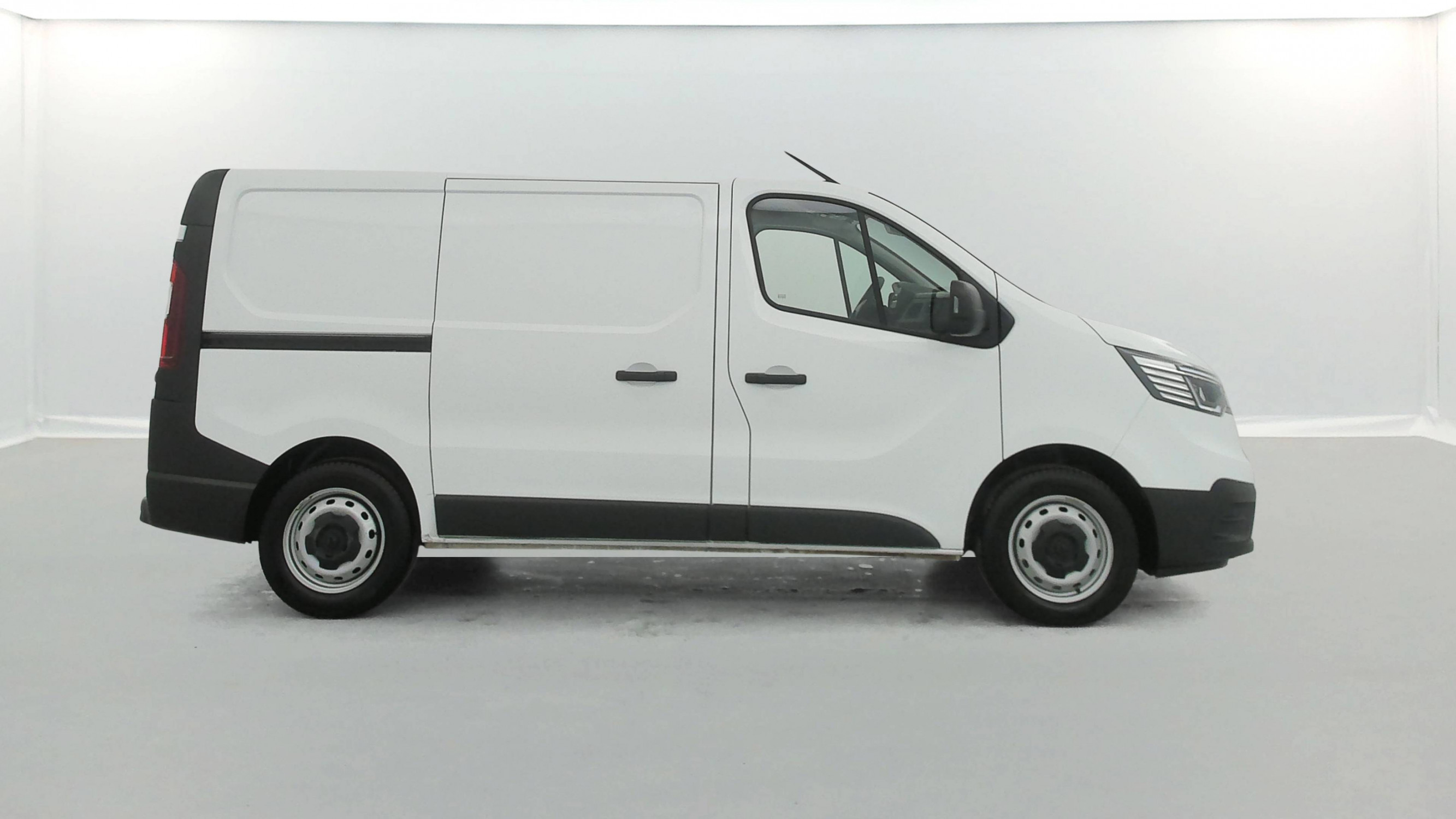 Vente en ligne Renault Trafic 3 Fourgon TRAFIC FG BLUE DCI 130 L1H1 3T GSR2 au prix de 21 490 €