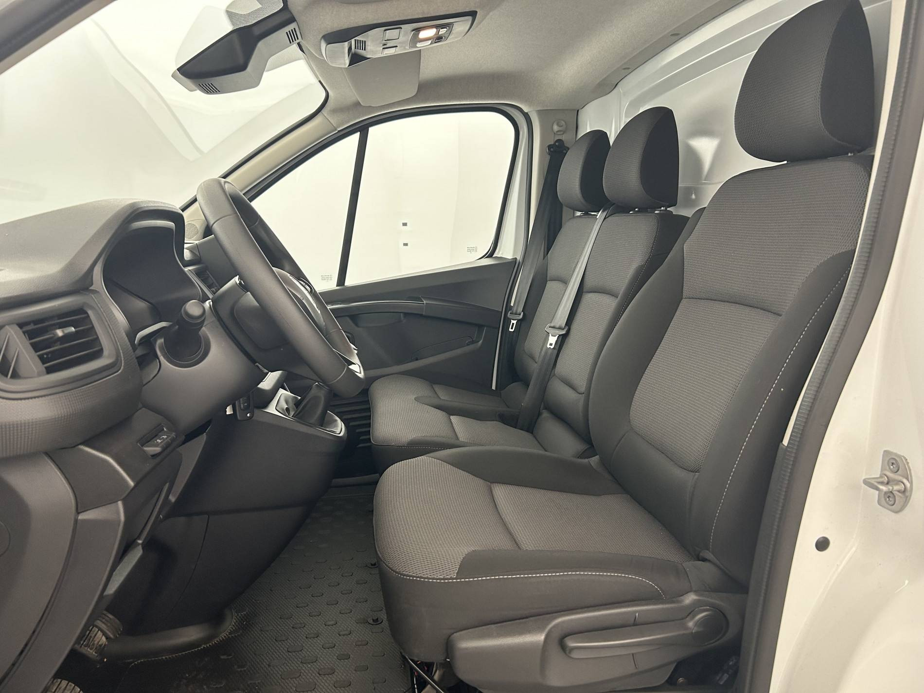 Vente en ligne Renault Trafic 3 Fourgon TRAFIC FG BLUE DCI 130 L1H1 3T GSR2 au prix de 21 490 €