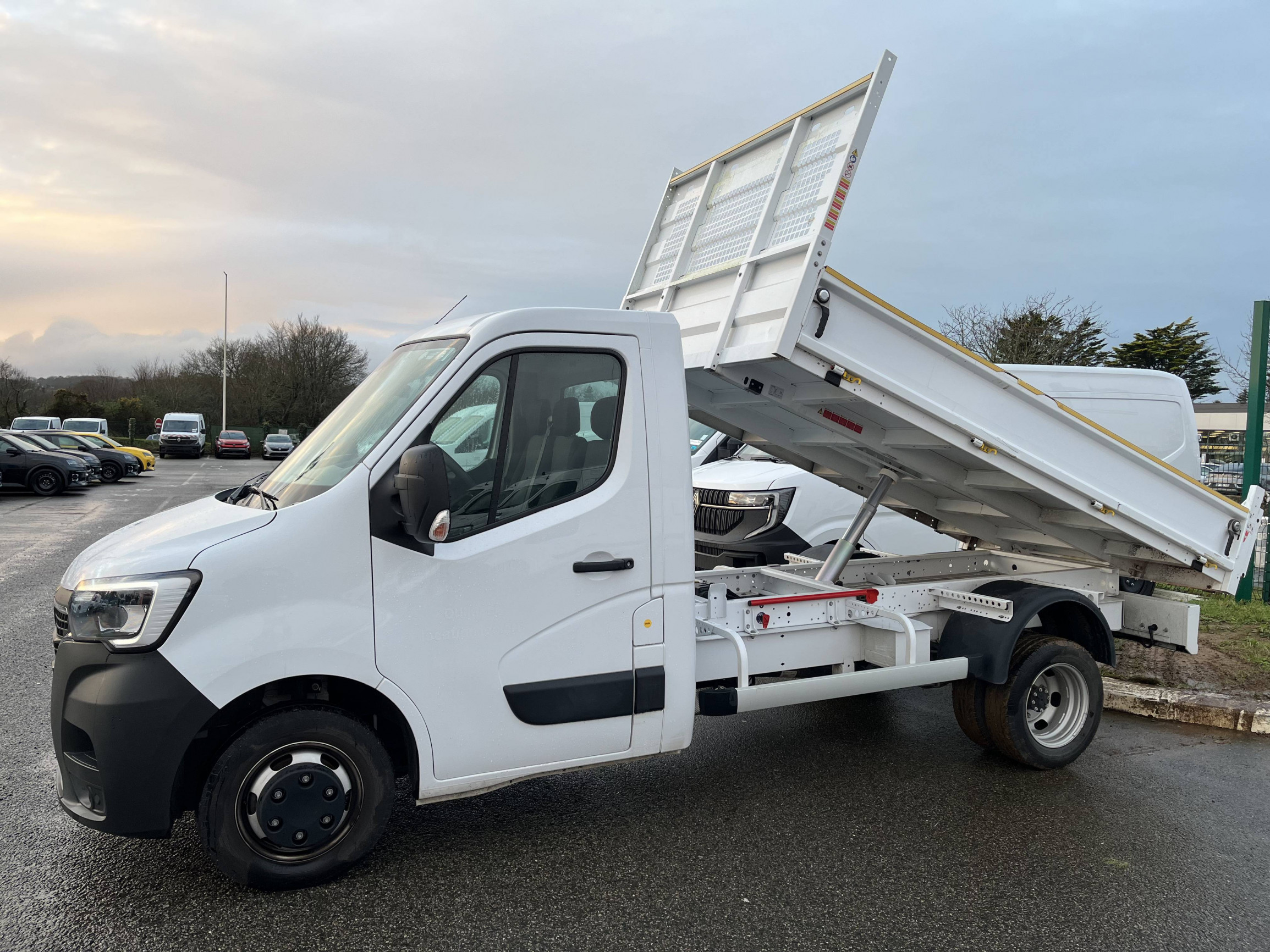 Vente en ligne Renault Master 3 Châssis Cabine MASTER BENNE CC PROP RJ3500 L2 PAFC BLUE DCI 130 EURO VI au prix de 27 990 €