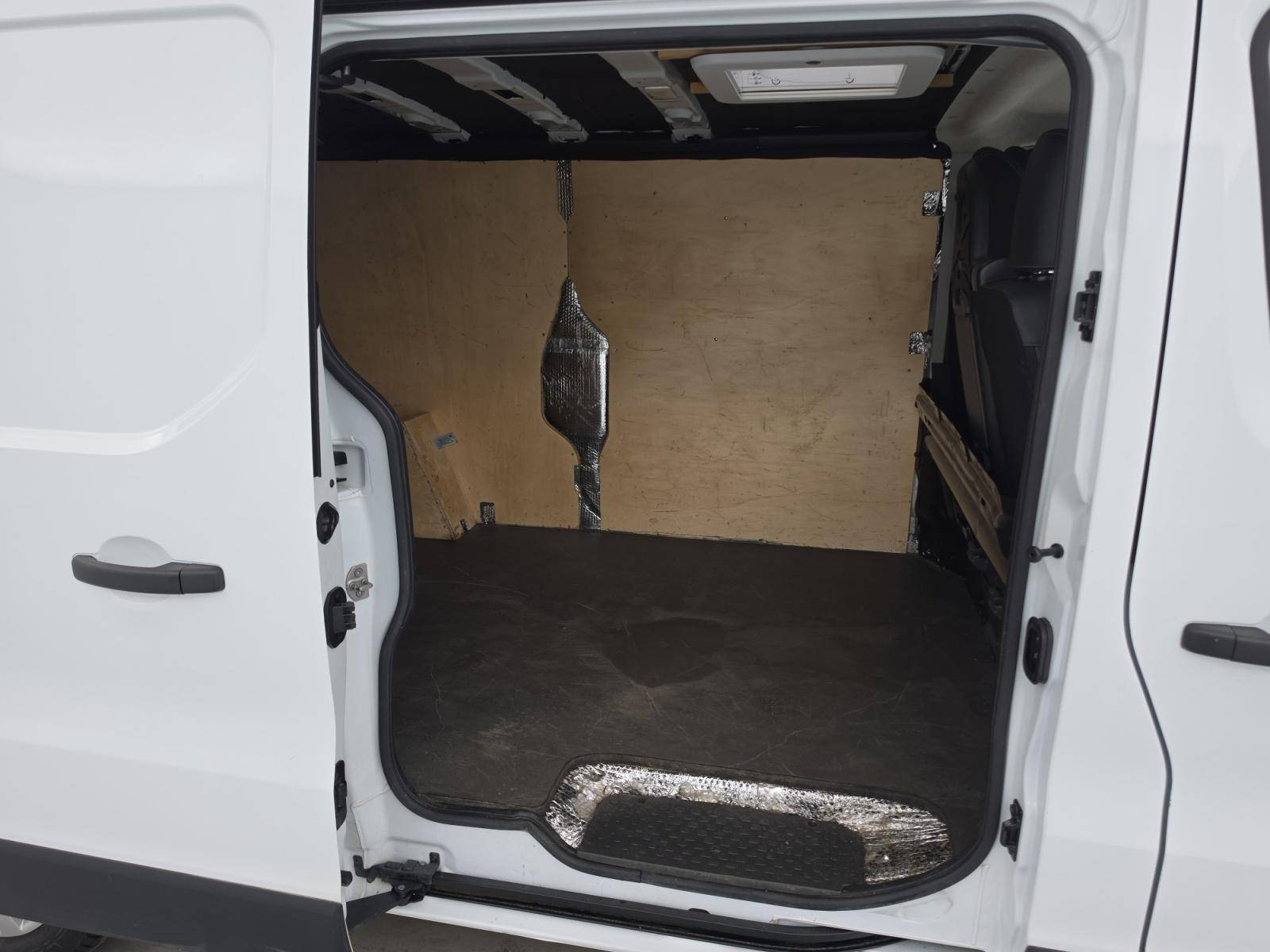 Vente en ligne Renault Trafic 3 Fourgon TRAFIC FGN L2H1 1300 KG DCI 120 au prix de 16 490 €