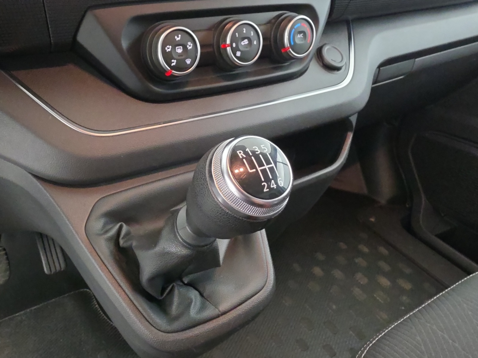 Vente en ligne Renault Trafic 3 Fourgon TRAFIC FGN L1H1 2800 KG BLUE DCI 130 au prix de 20 690 €