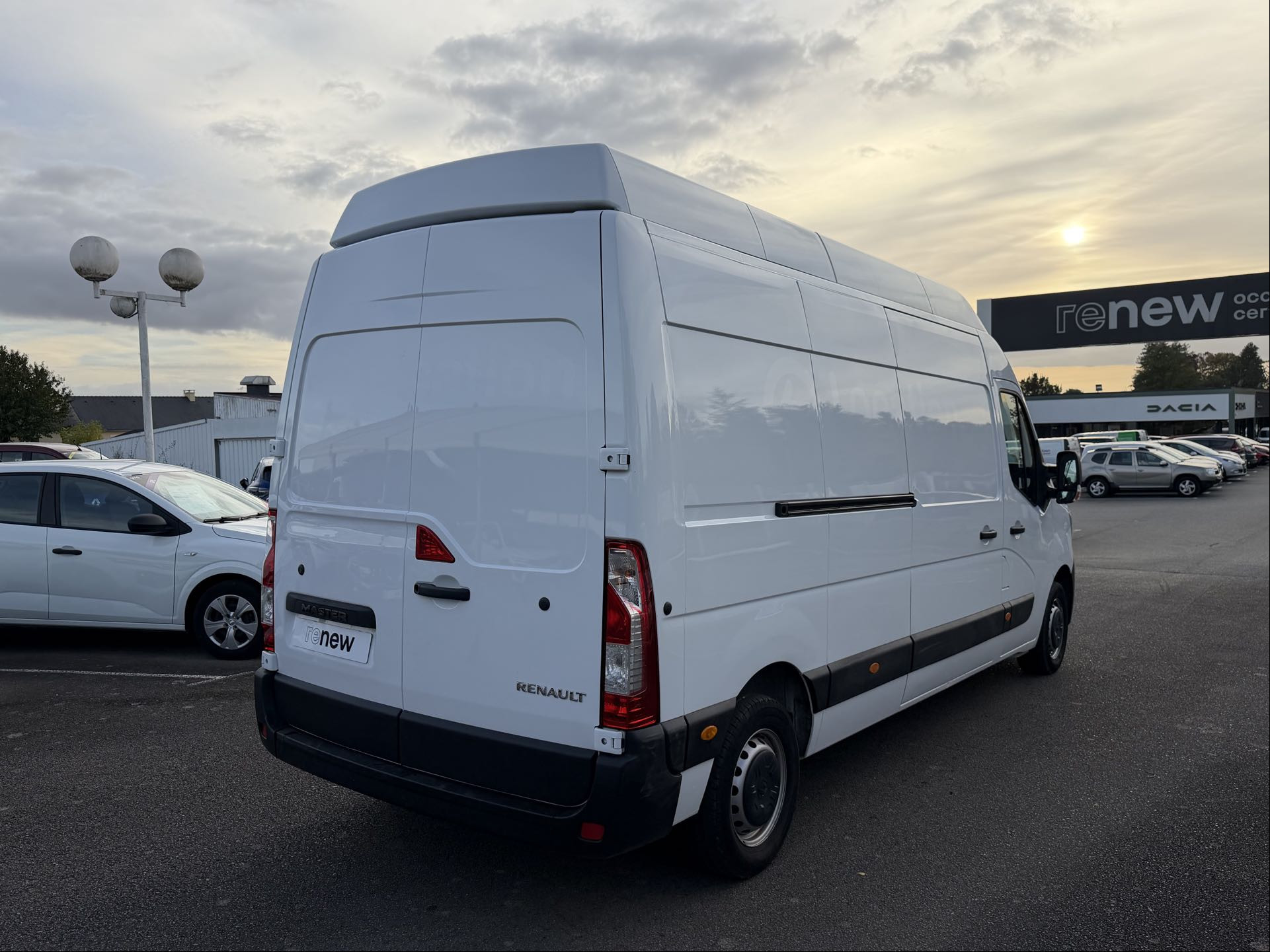 Vente en ligne Renault Master Fourgon MASTER FGN TRAC F3500 L3H3 BLUE DCI 135 au prix de 25 290 €