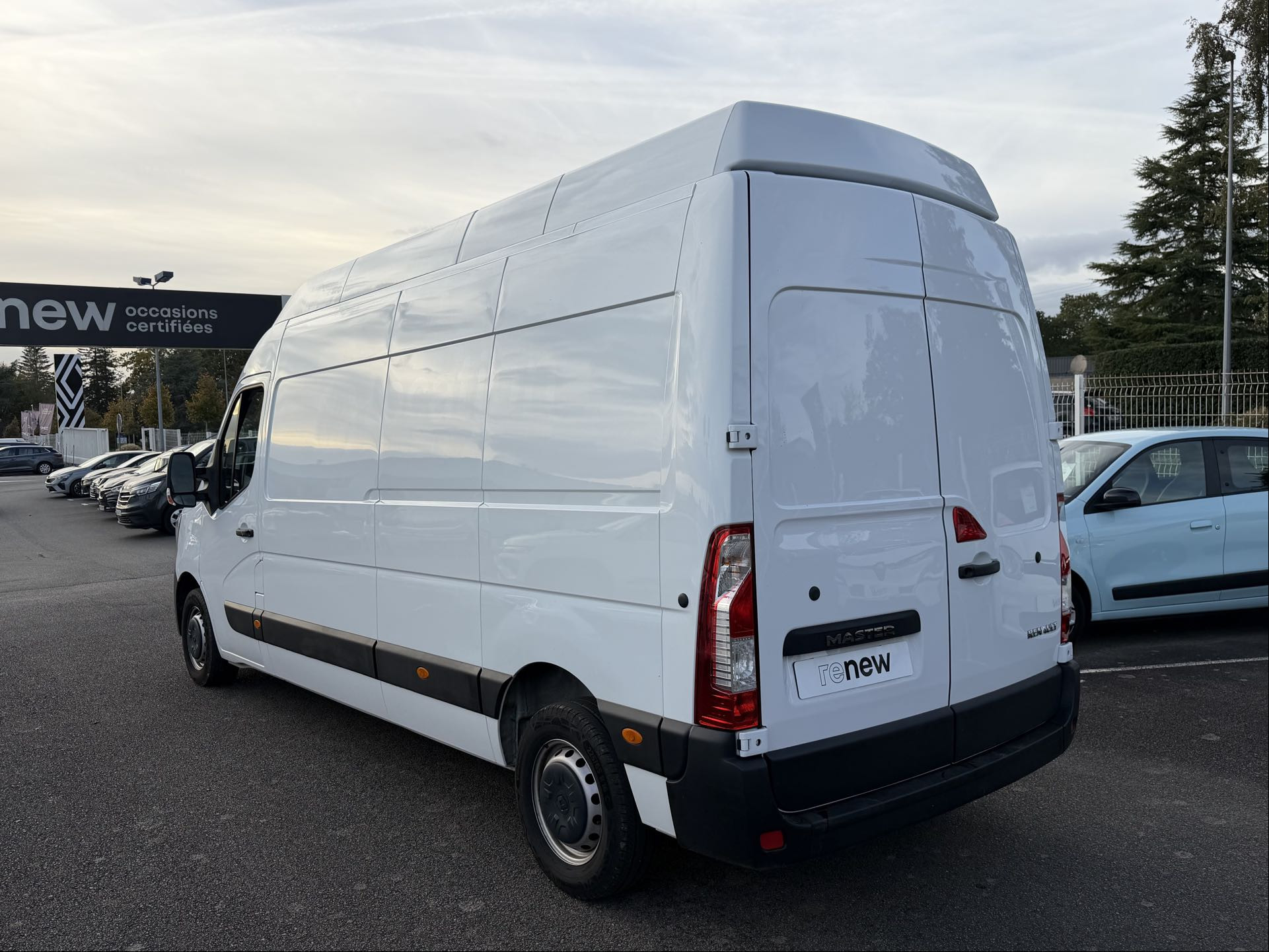 Vente en ligne Renault Master Fourgon MASTER FGN TRAC F3500 L3H3 BLUE DCI 135 au prix de 25 290 €