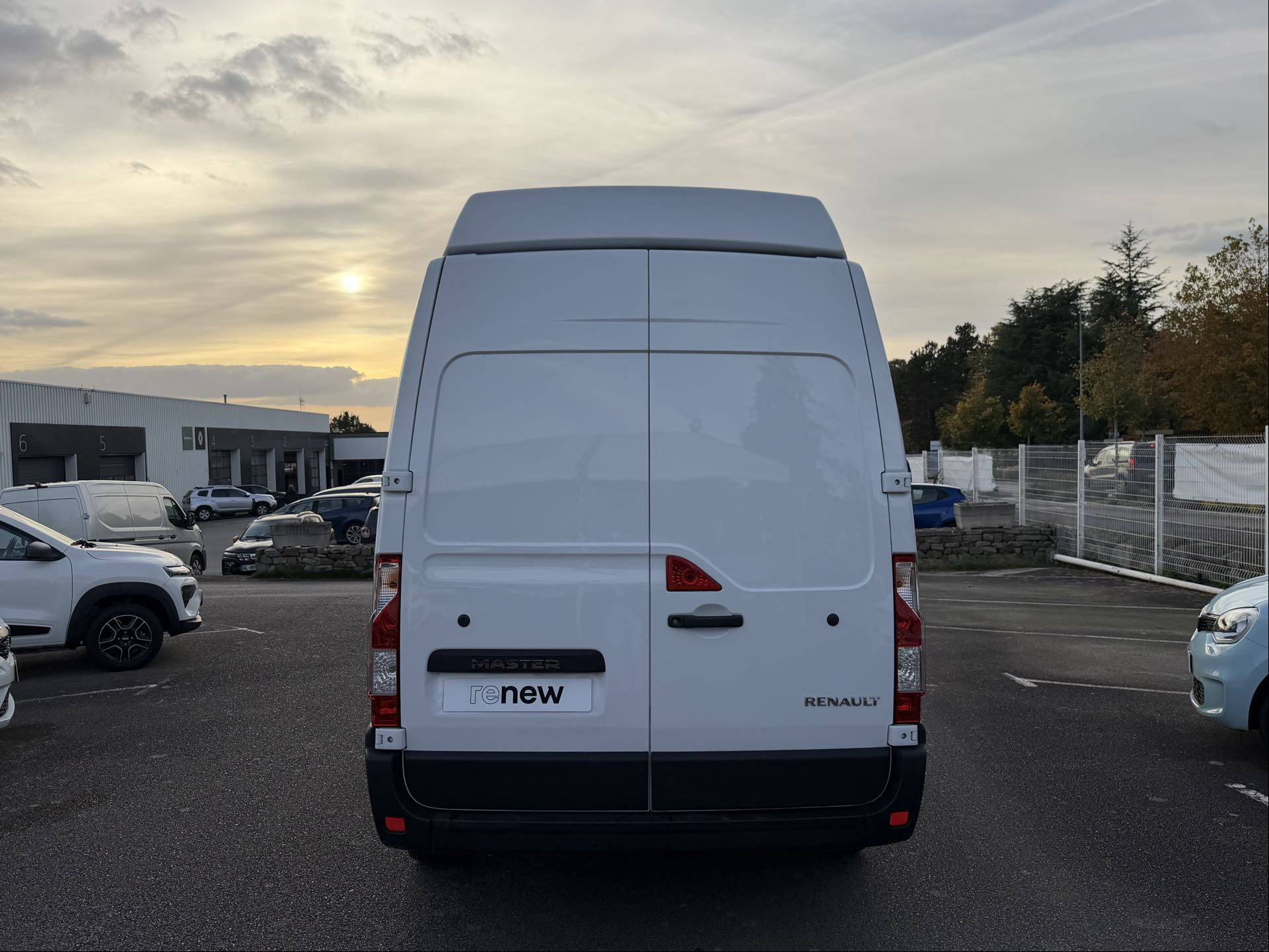 Vente en ligne Renault Master Fourgon MASTER FGN TRAC F3500 L3H3 BLUE DCI 135 au prix de 25 290 €