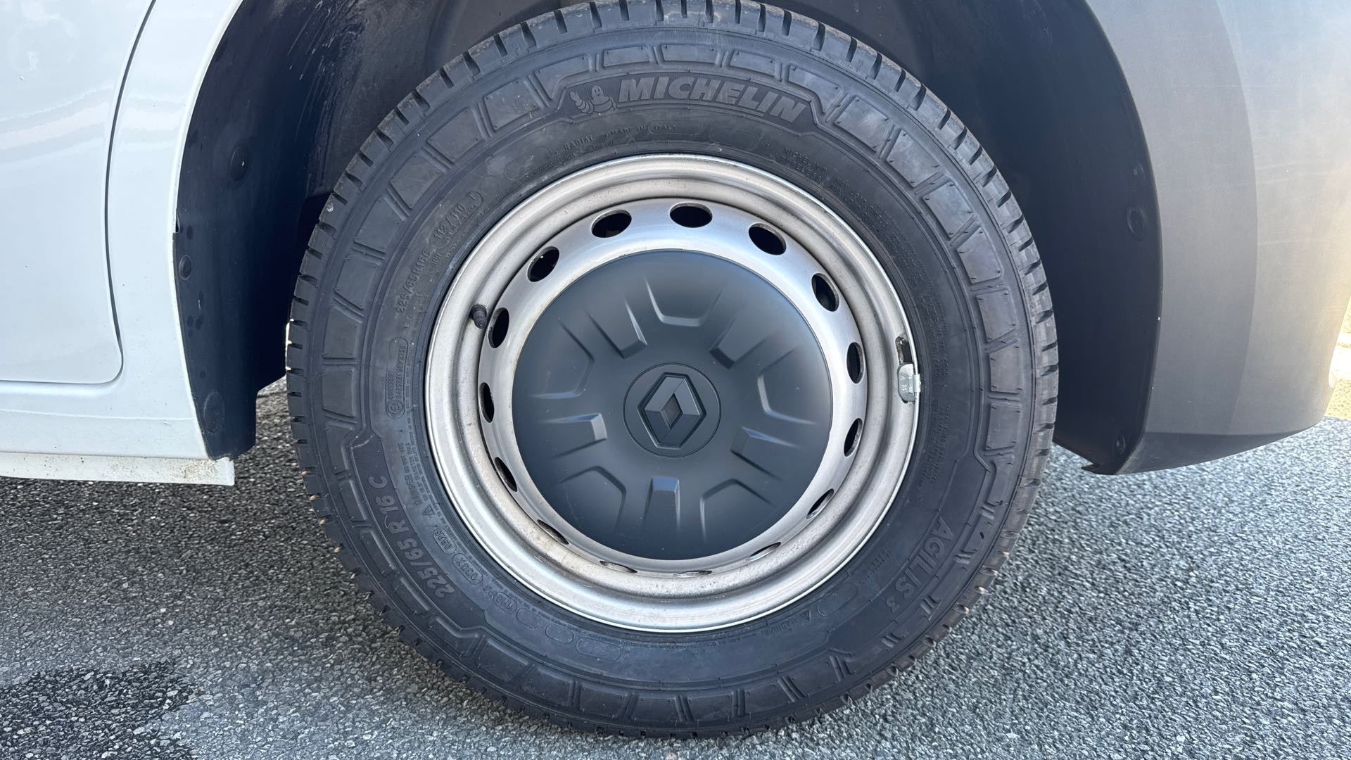 Vente en ligne Renault Master Fourgon MASTER FG DCI 135 L2 H2 CONFORT au prix de 22 490 €