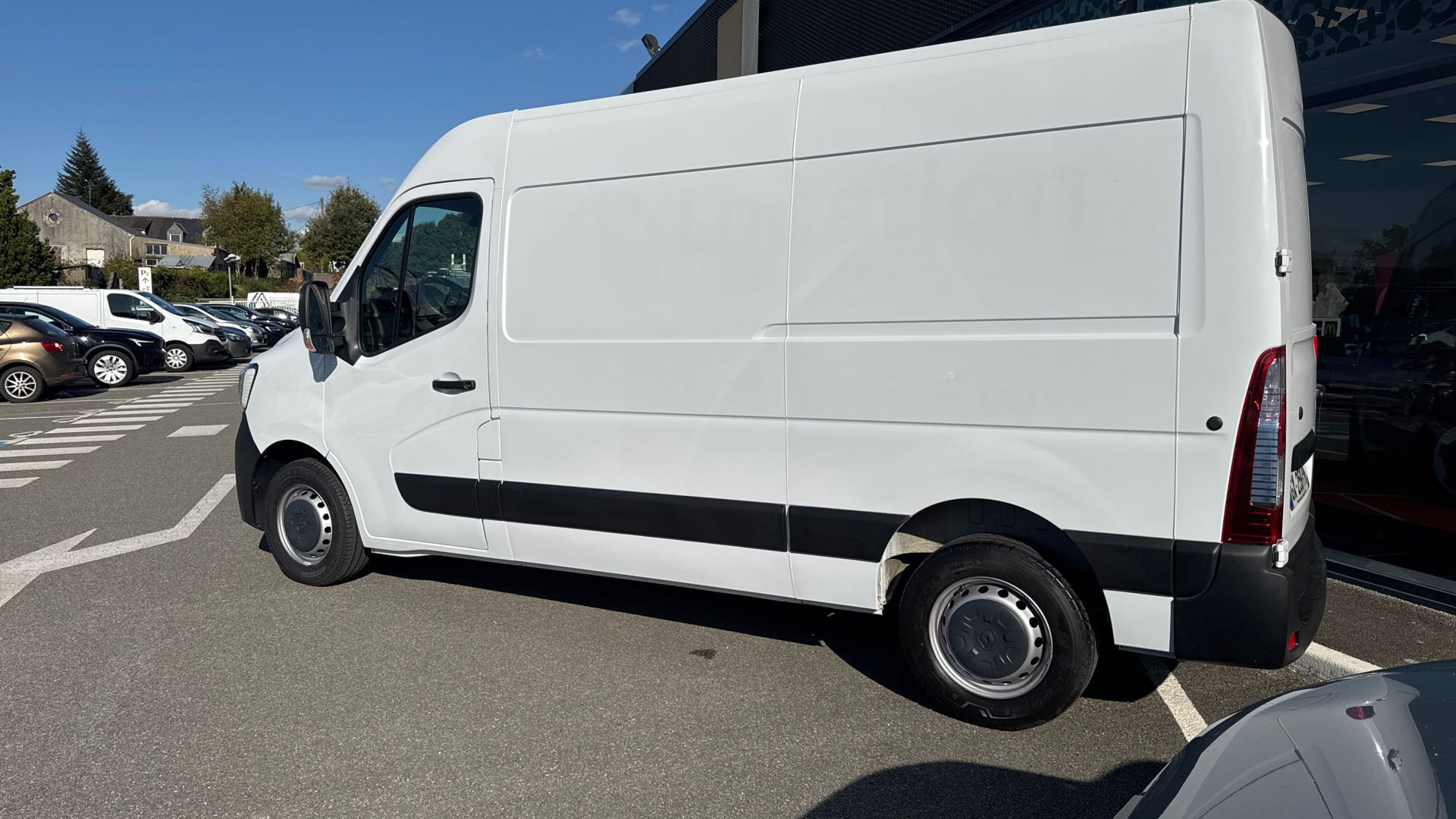 Vente en ligne Renault Master Fourgon MASTER FG DCI 135 L2 H2 CONFORT au prix de 22 490 €