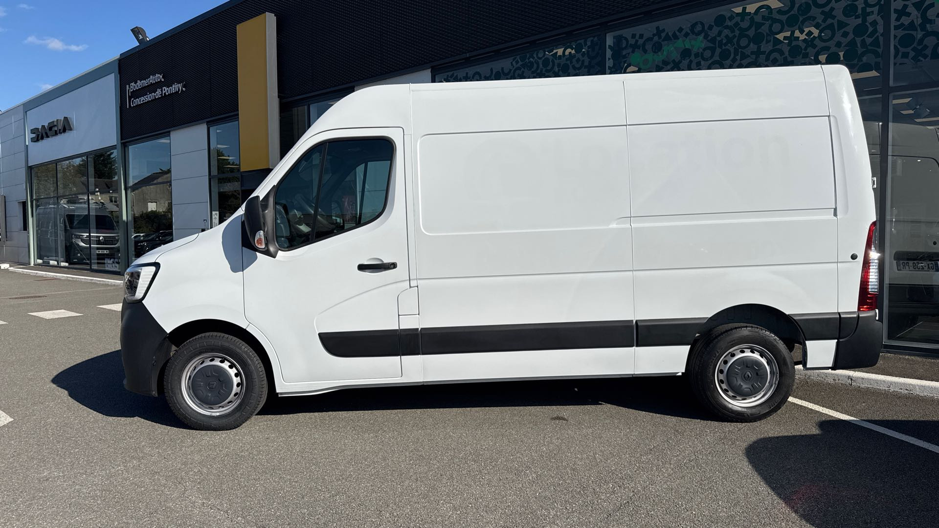Vente en ligne Renault Master Fourgon MASTER CA TRAC F3500 L2H2 BLUE DCI 135 au prix de 22 490 €