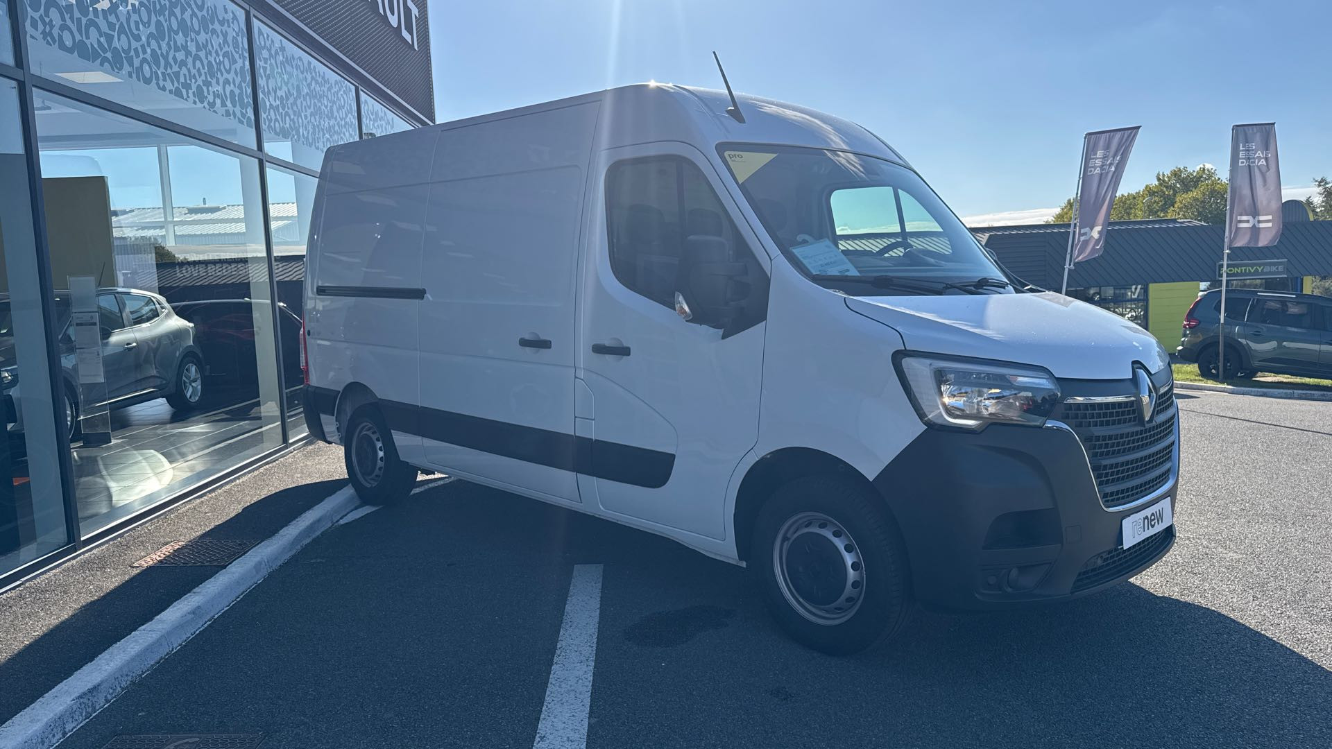 Vente en ligne Renault Master Fourgon MASTER CA TRAC F3500 L2H2 BLUE DCI 135 au prix de 22 490 €