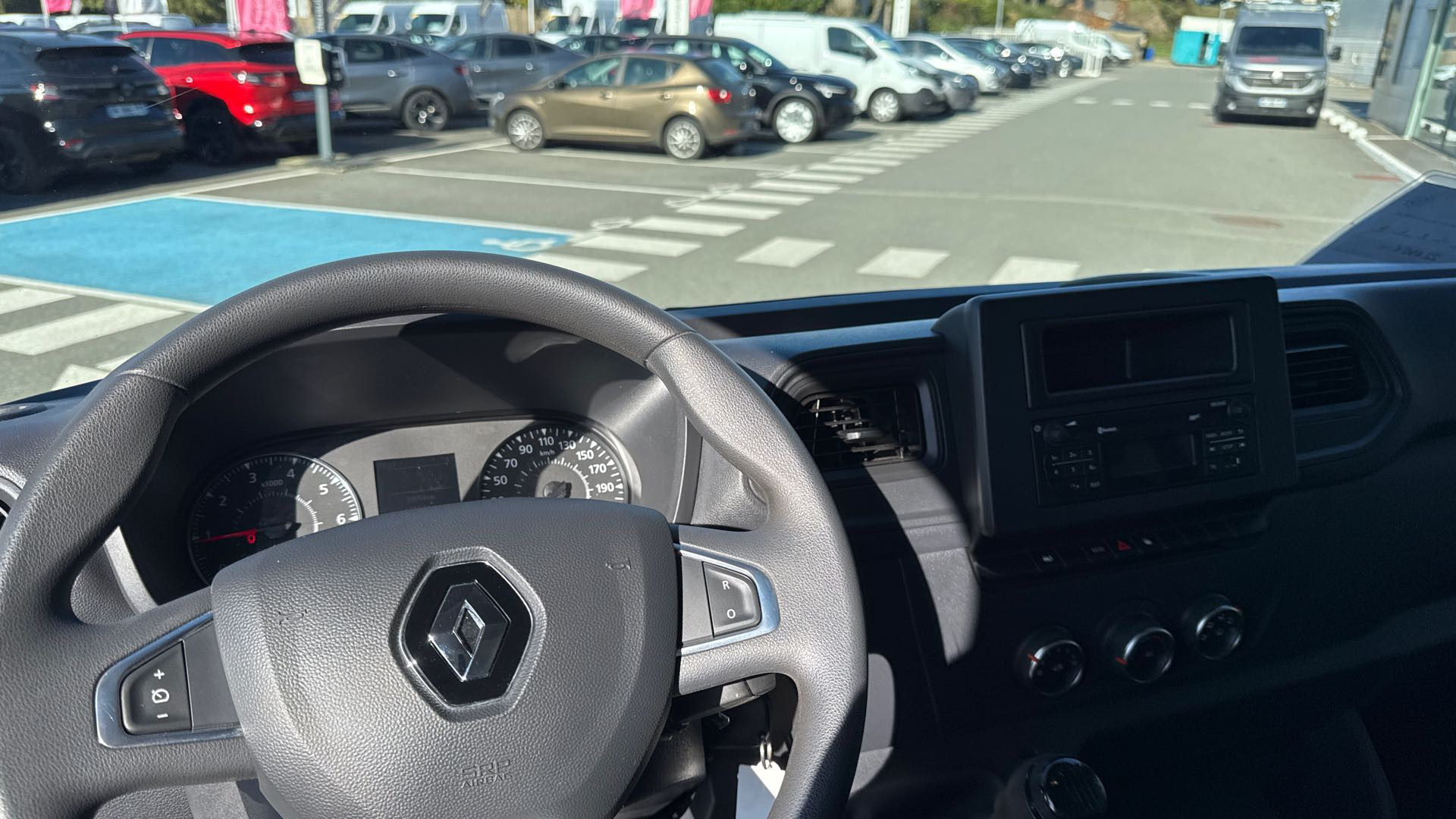 Vente en ligne Renault Master Fourgon MASTER FG DCI 135 L2 H2 CONFORT au prix de 22 490 €