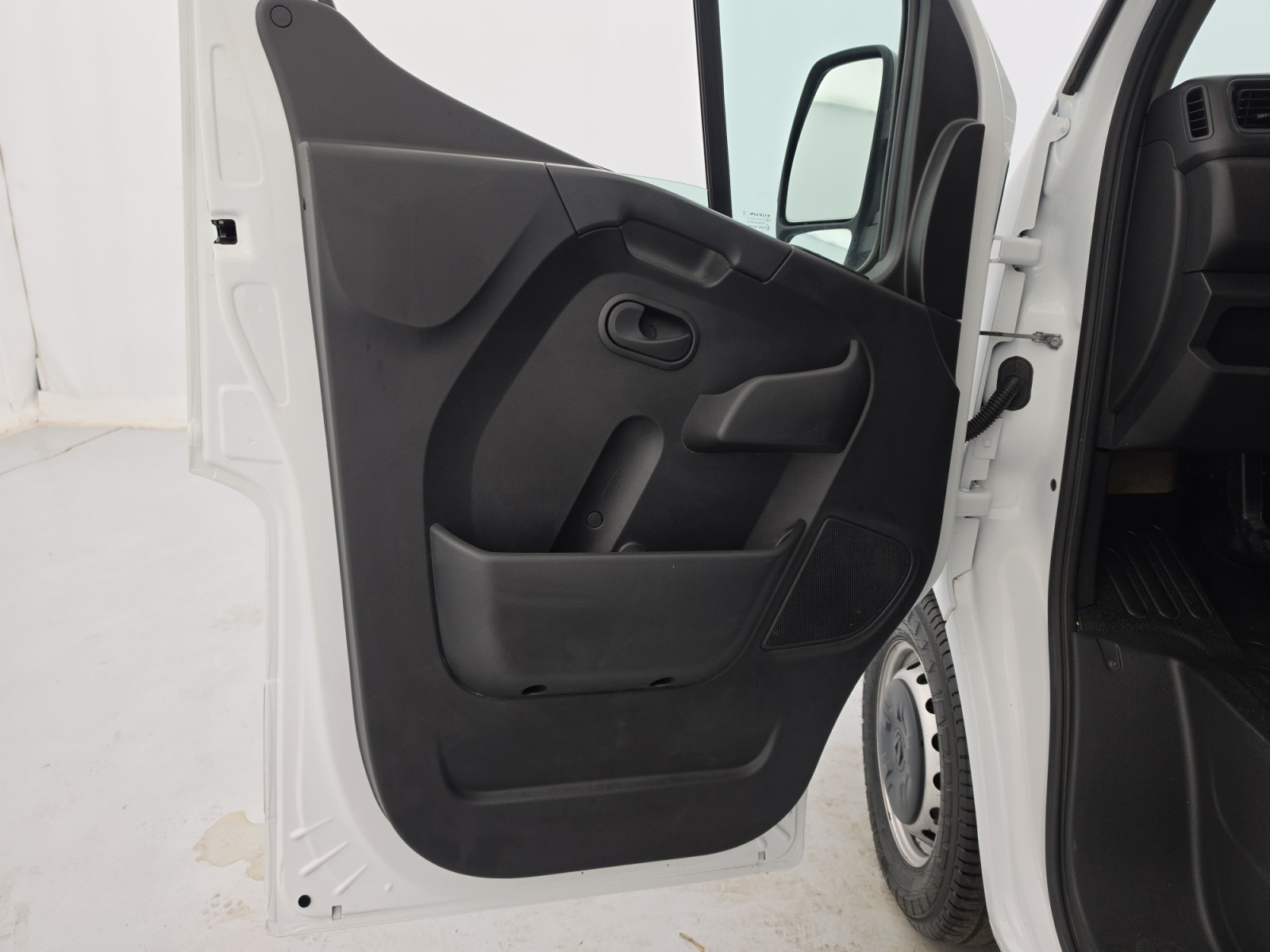 Vente en ligne Renault Master Fourgon MASTER FGN TRAC F3500 L2H2 BLUE DCI 135 au prix de 19 290 €