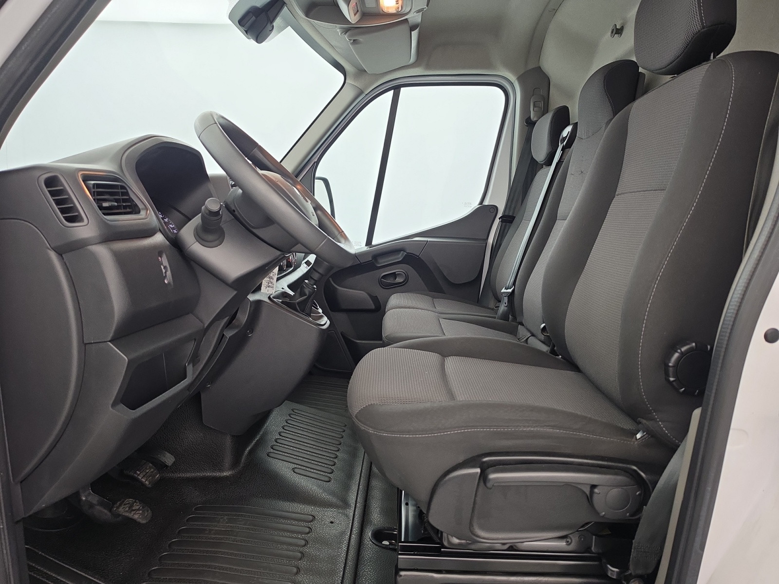 Vente en ligne Renault Master Fourgon MASTER FGN TRAC F3500 L2H2 BLUE DCI 135 au prix de 19 290 €