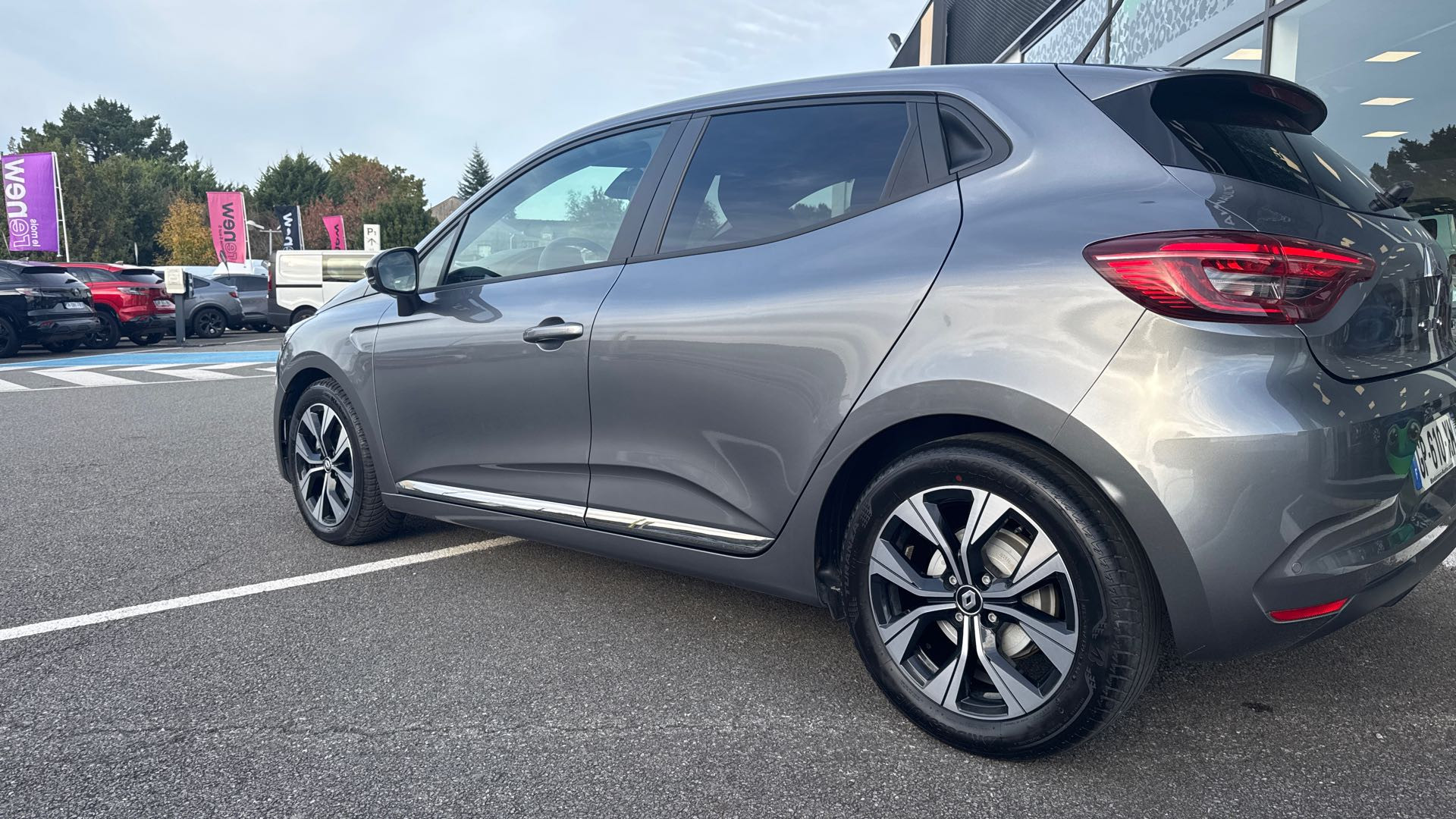 Vente en ligne Renault Clio 5 Clio E-Tech hybride 145 au prix de 16 990 €