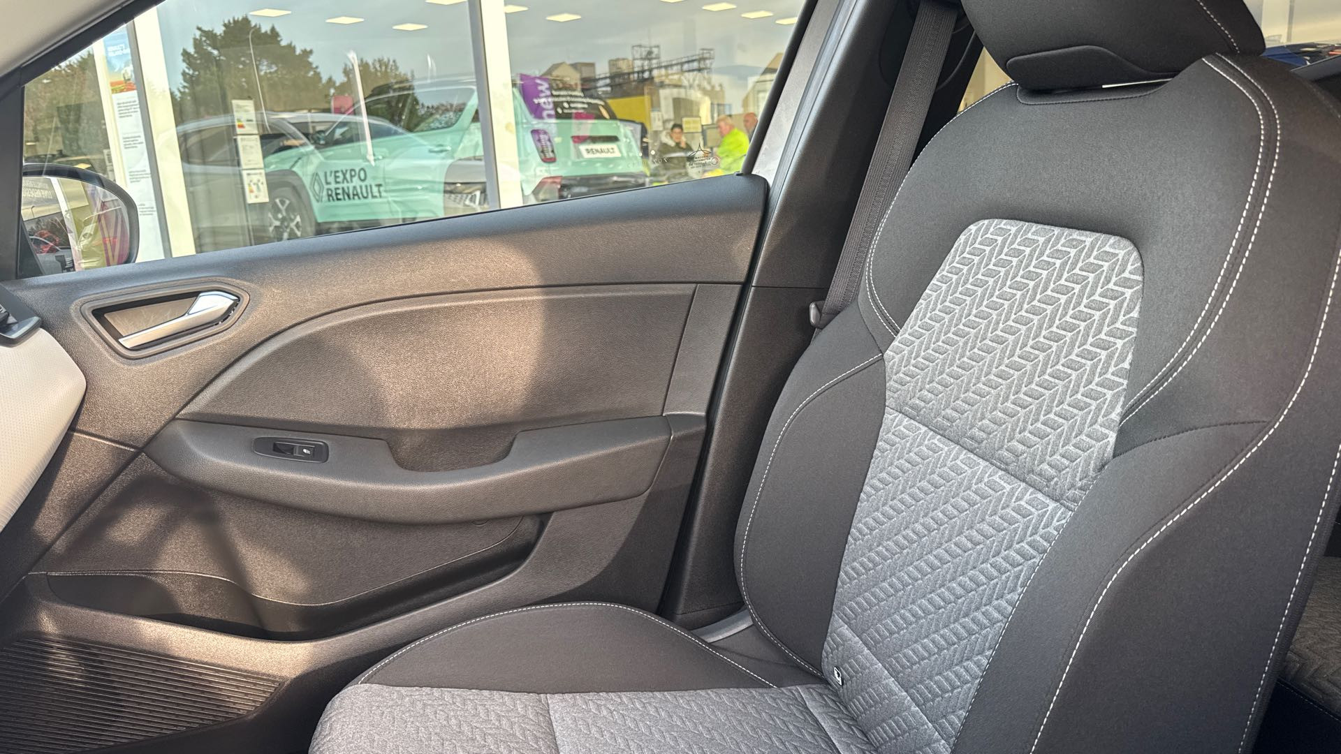 Vente en ligne Renault Clio 5 Clio E-Tech hybride 145 au prix de 16 990 €