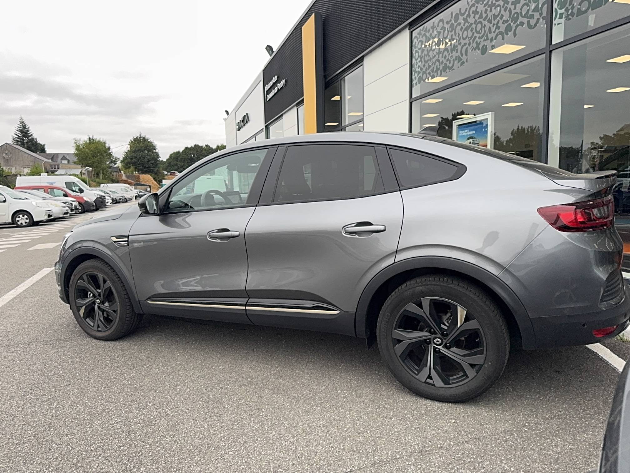 Vente en ligne Renault Arkana  E-Tech hybride 145 - 22 au prix de 21 990 €