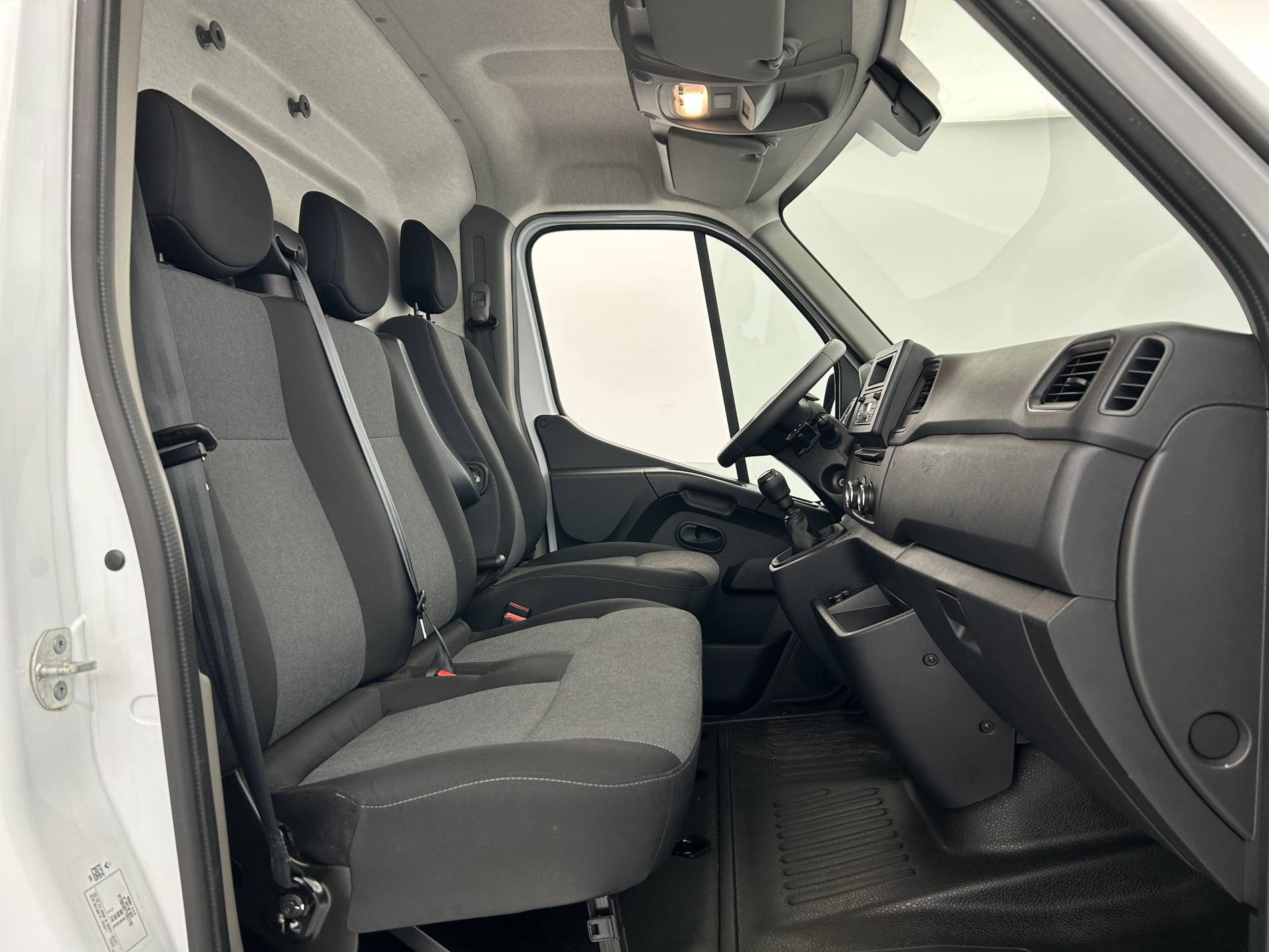 Vente en ligne Renault Master Fourgon MASTER FGN TRAC F3500 L2H2 BLUE DCI 135 au prix de 21 990 €