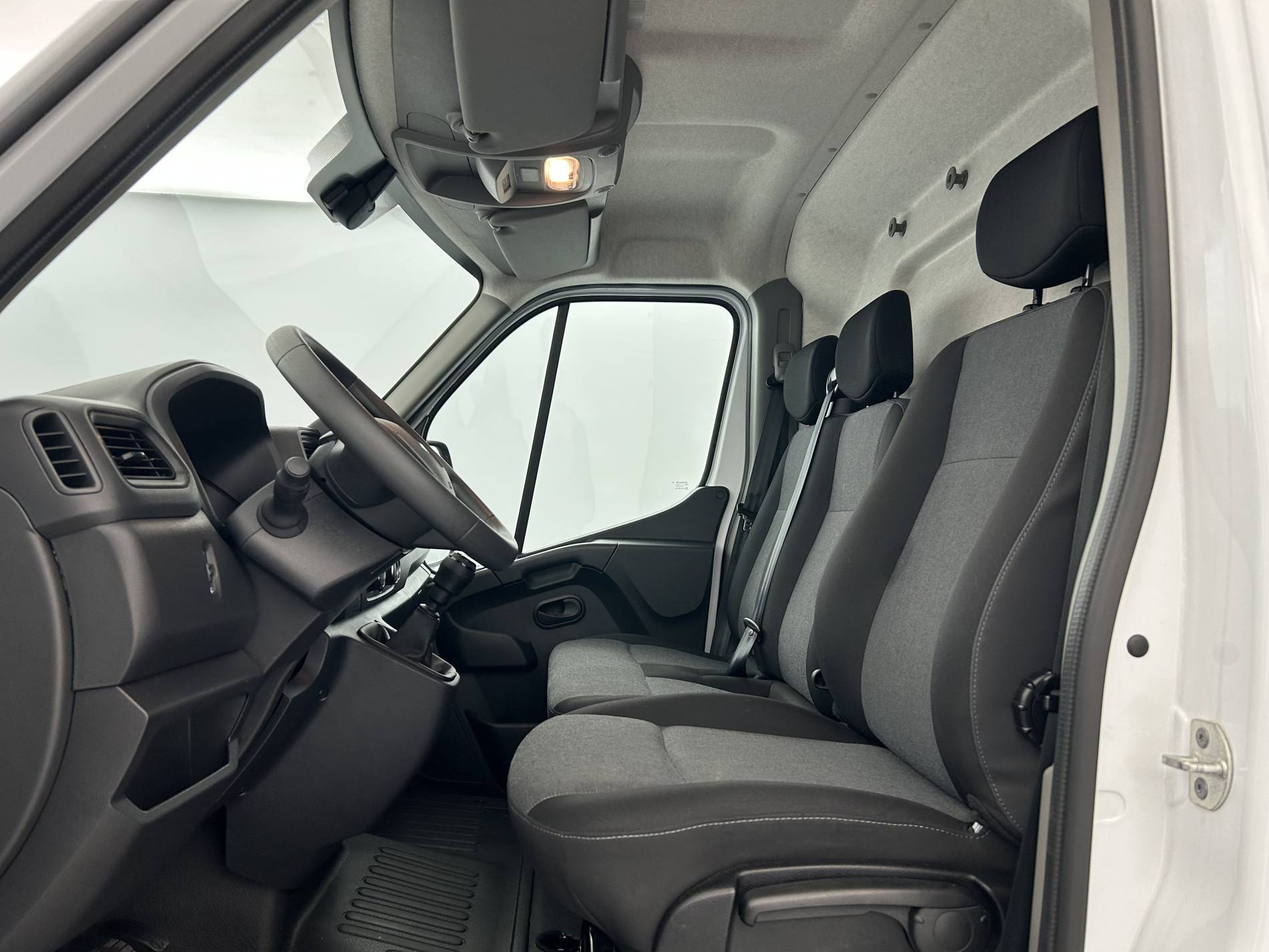 Vente en ligne Renault Master Fourgon MASTER FGN TRAC F3500 L2H2 BLUE DCI 135 au prix de 21 990 €