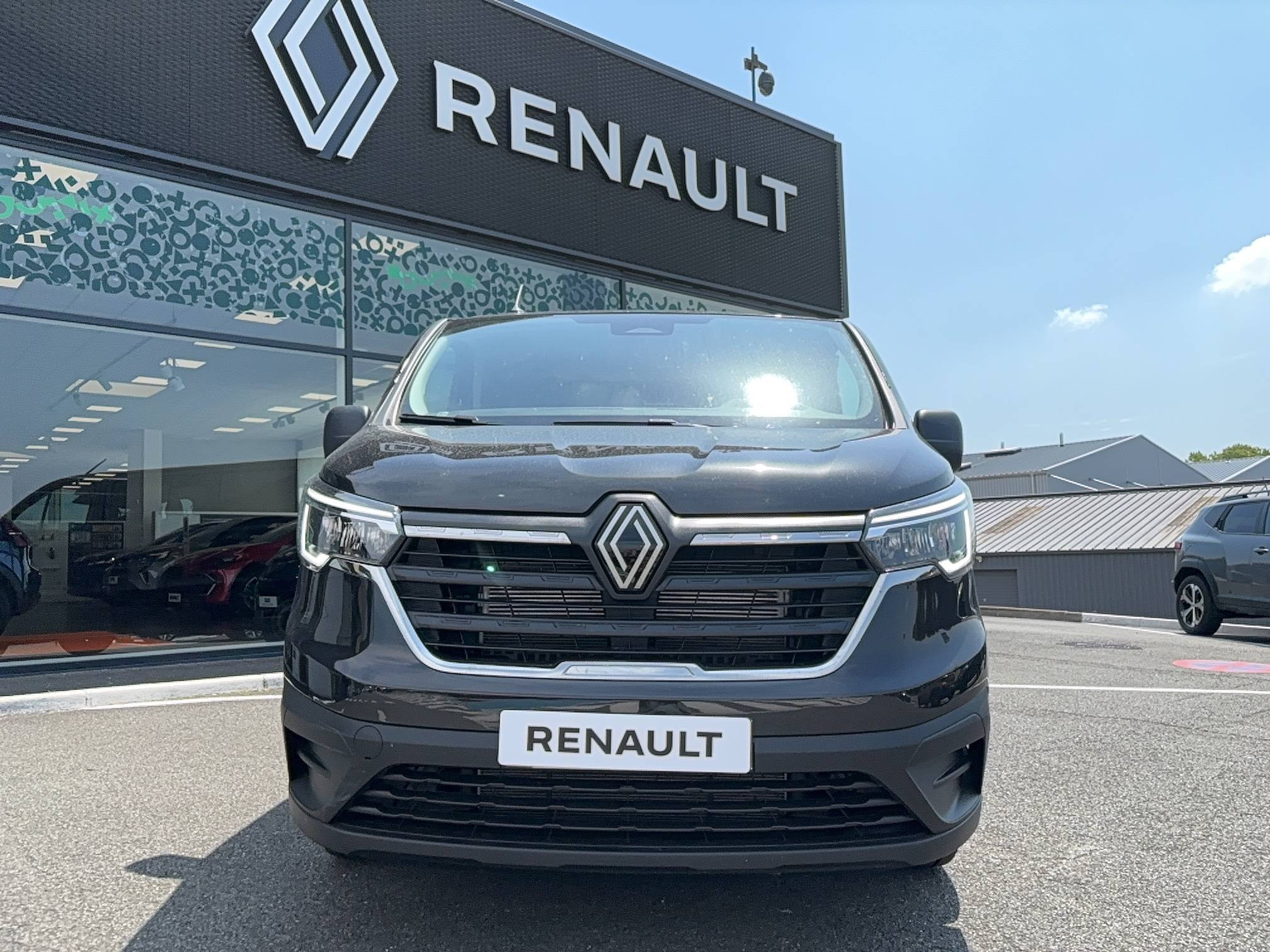 Vente en ligne Renault Trafic Cabine Approfondie TRAFIC CA BLUE DCI 170 L2H1 3T AUTO au prix de 38 990 €