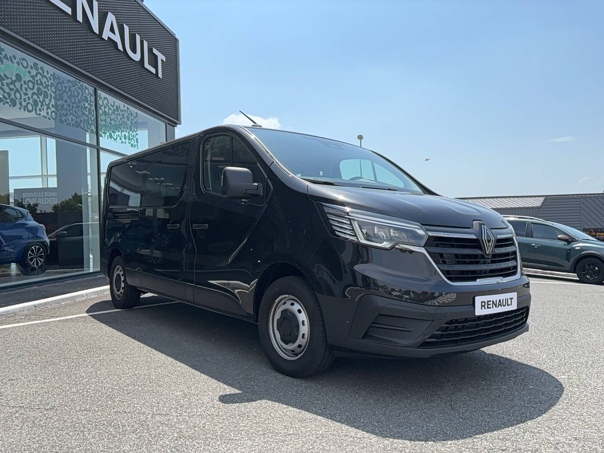 Vente en ligne Renault Trafic Cabine Approfondie TRAFIC CA BLUE DCI 170 L2H1 3T AUTO au prix de 38 990 €
