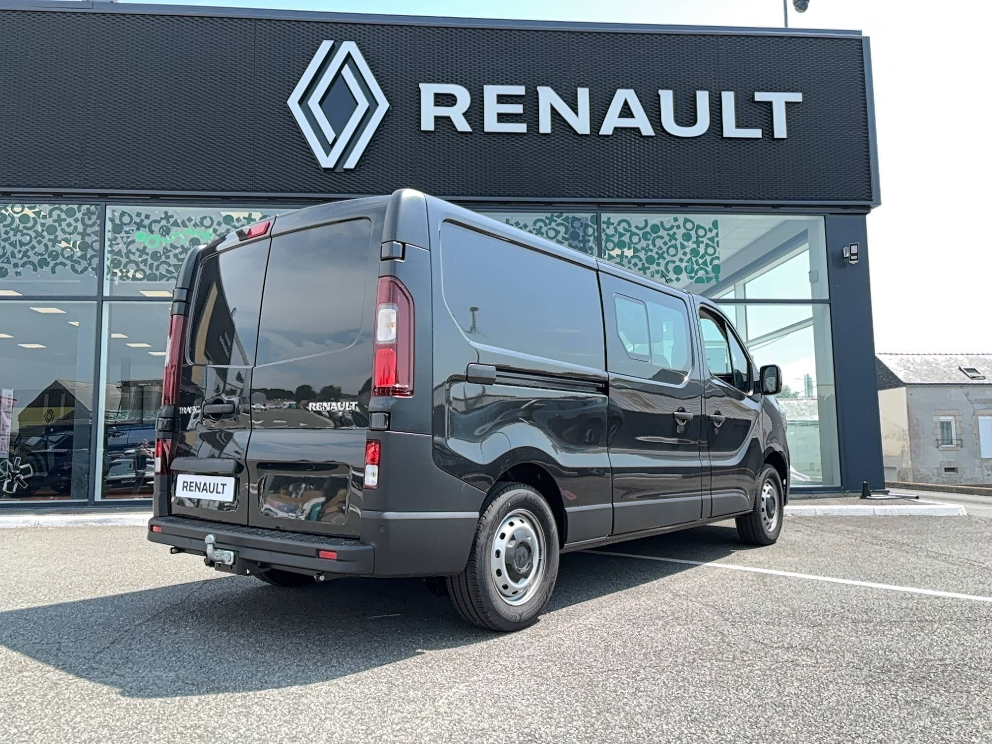 Vente en ligne Renault Trafic Cabine Approfondie TRAFIC CA BLUE DCI 170 L2H1 3T AUTO au prix de 38 990 €