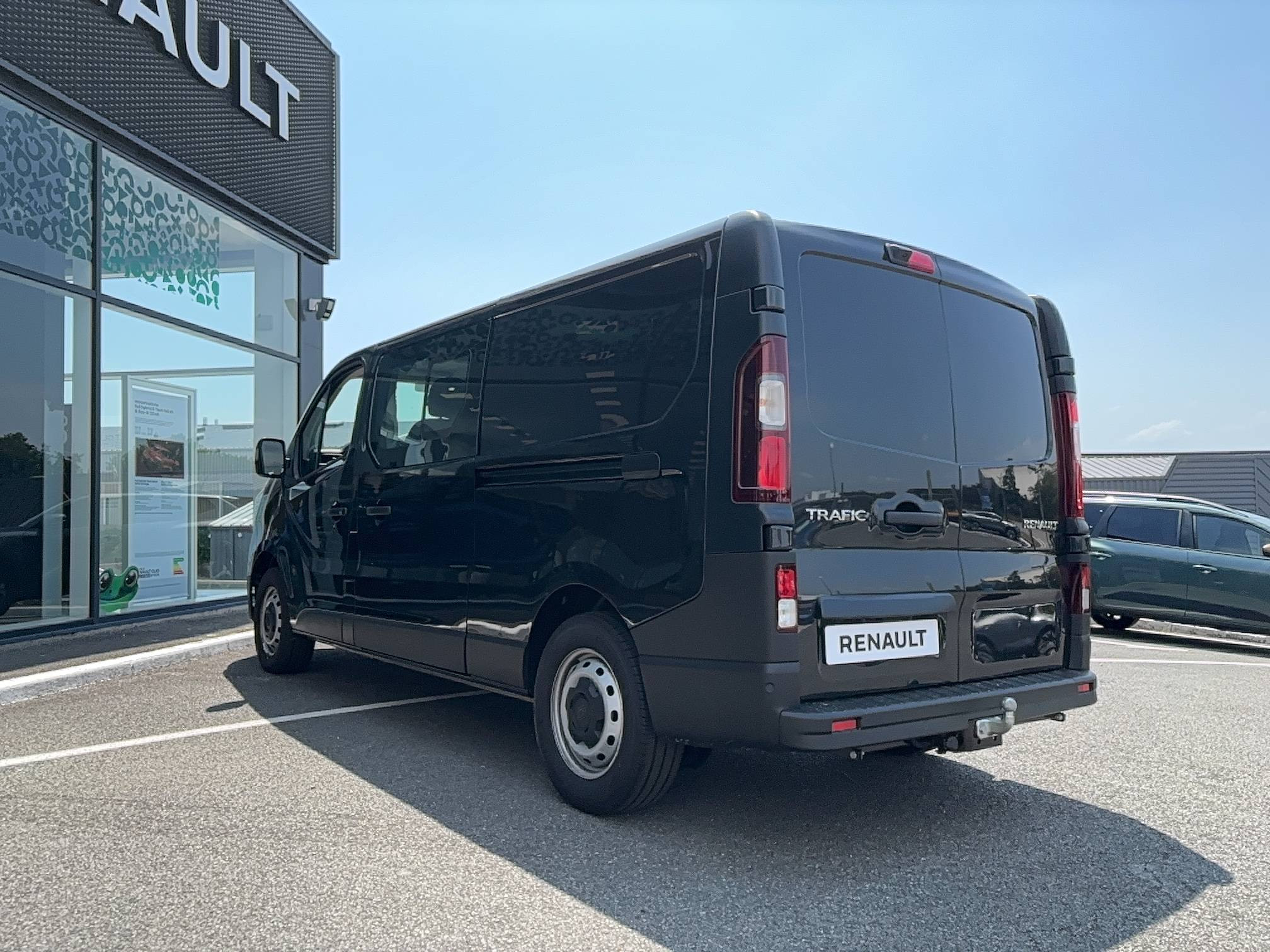Vente en ligne Renault Trafic Cabine Approfondie TRAFIC CA BLUE DCI 170 L2H1 3T AUTO au prix de 38 990 €