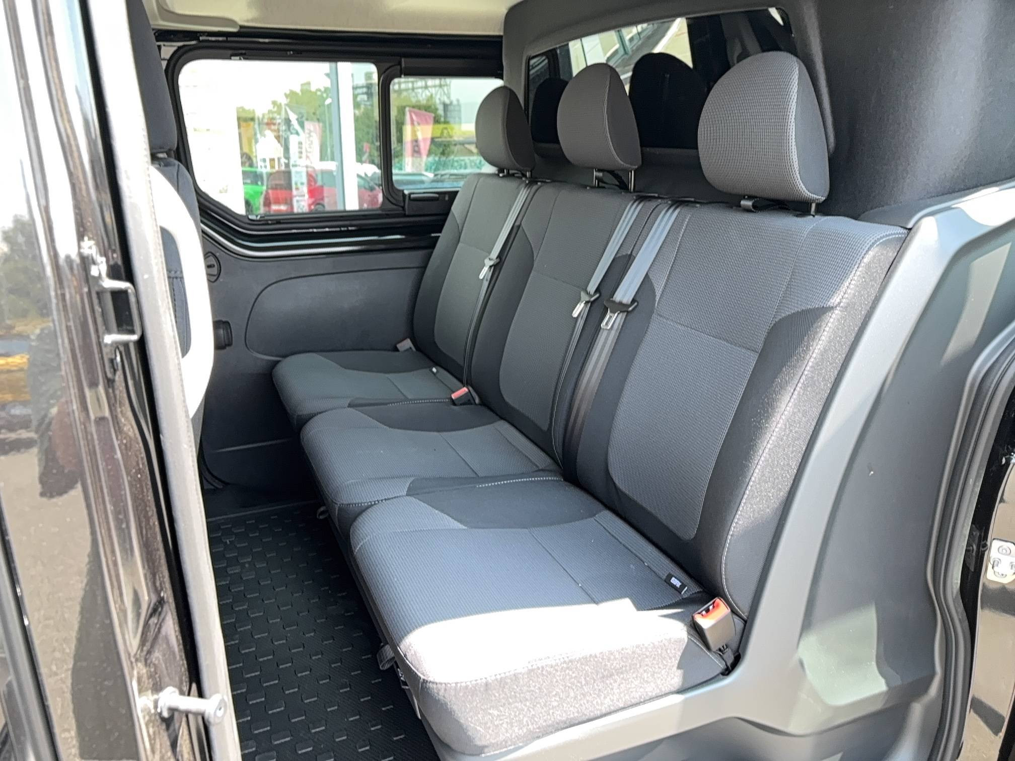 Vente en ligne Renault Trafic Cabine Approfondie TRAFIC CA BLUE DCI 170 L2H1 3T AUTO au prix de 38 990 €